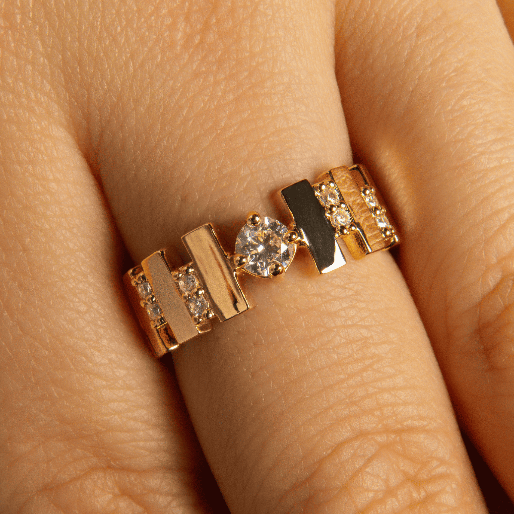 bague paragon en plaqué or 18 carats au design géométrique avec oxydes de zirconium blancs portée sur la main