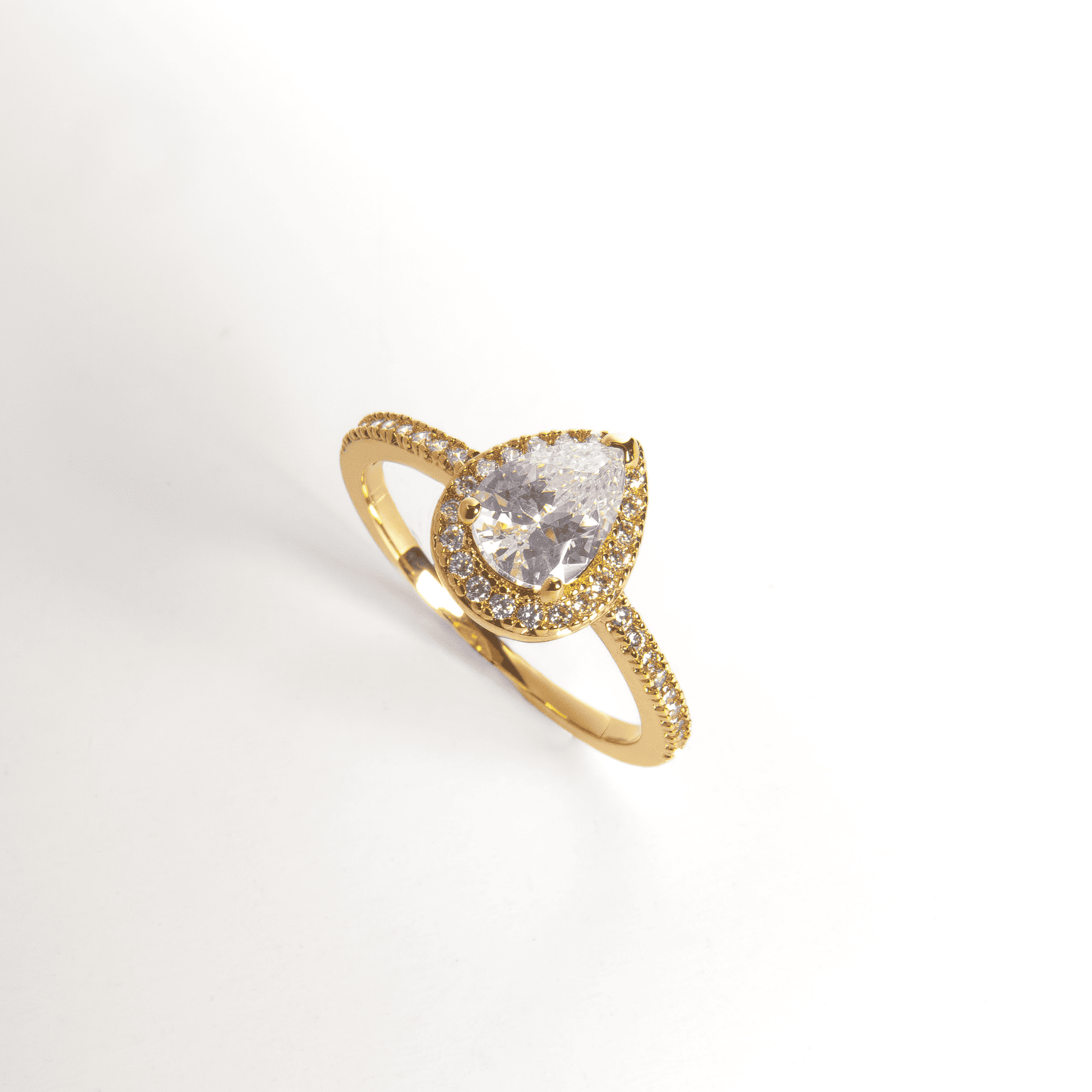 bague solitaire en plaqué or 18 carats avec centre en forme de poire et oxydes de zirconium blancs