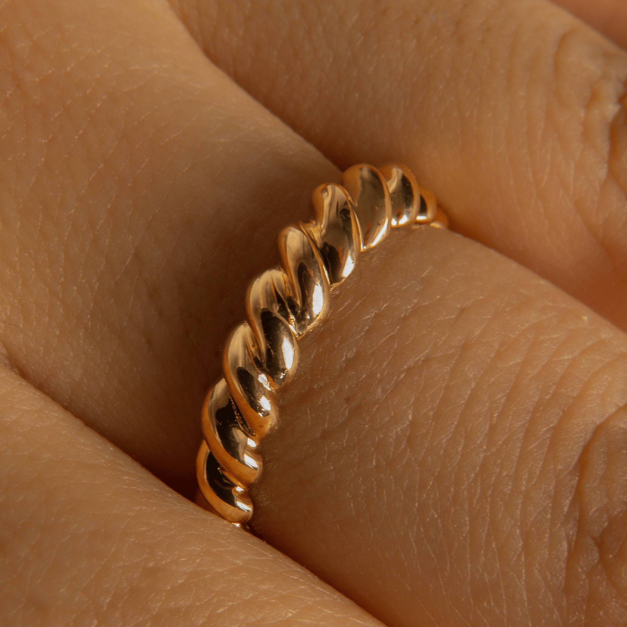 bague en plaqué or 18 carats design torsadé poli sans pierres
