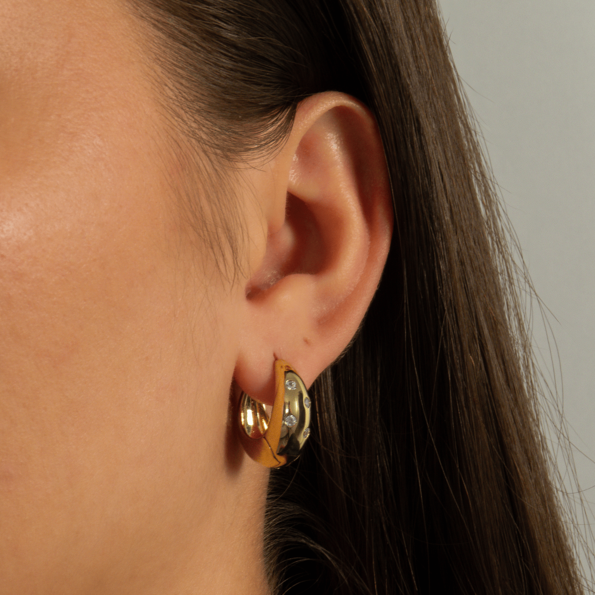 boucles d’oreilles créoles bombées en plaqué or 18 carats finition lisse avec oxydes de zirconium blancs