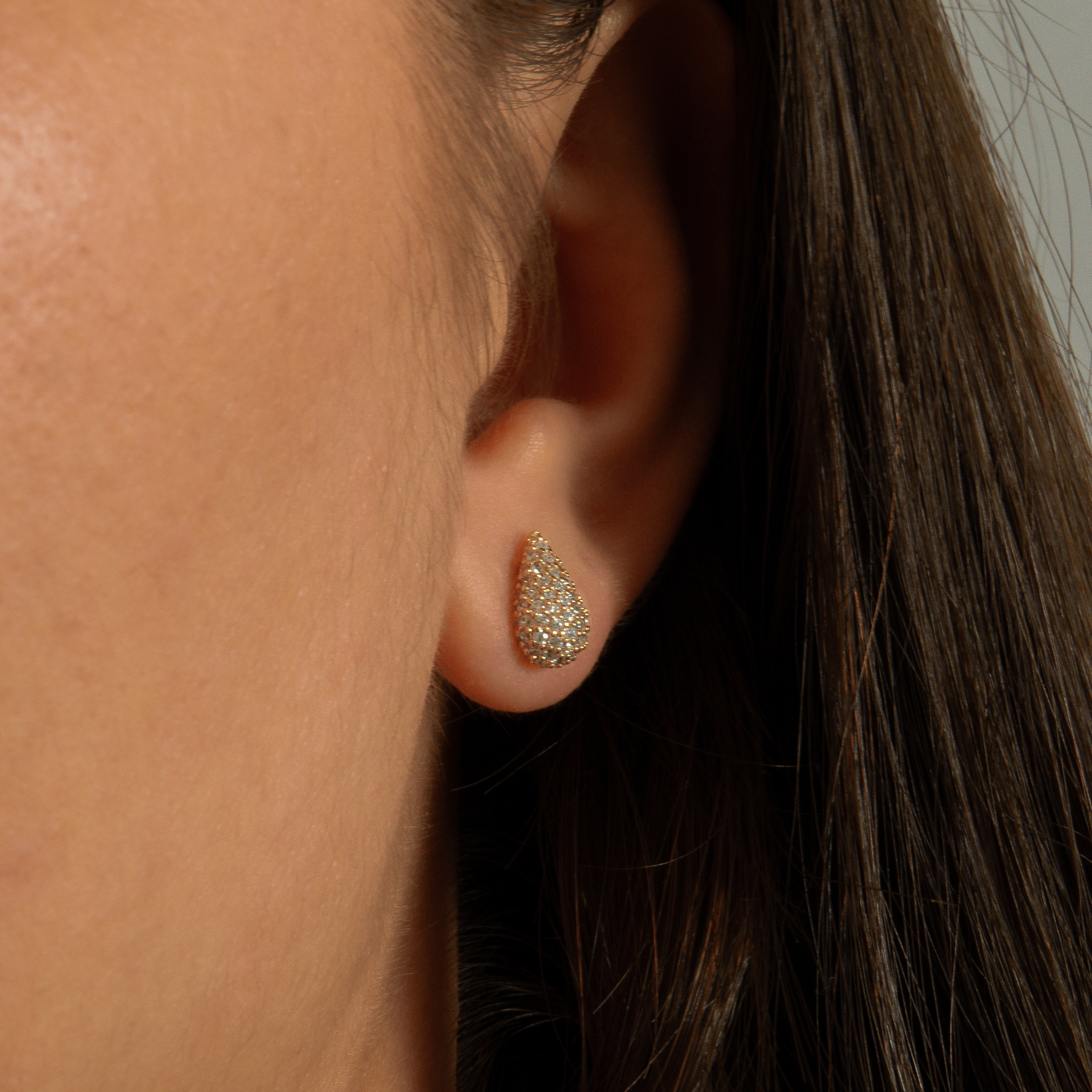 boucles d’oreilles à clou en plaqué or 18 carats forme goutte pavée d’oxydes de zirconium blancs
