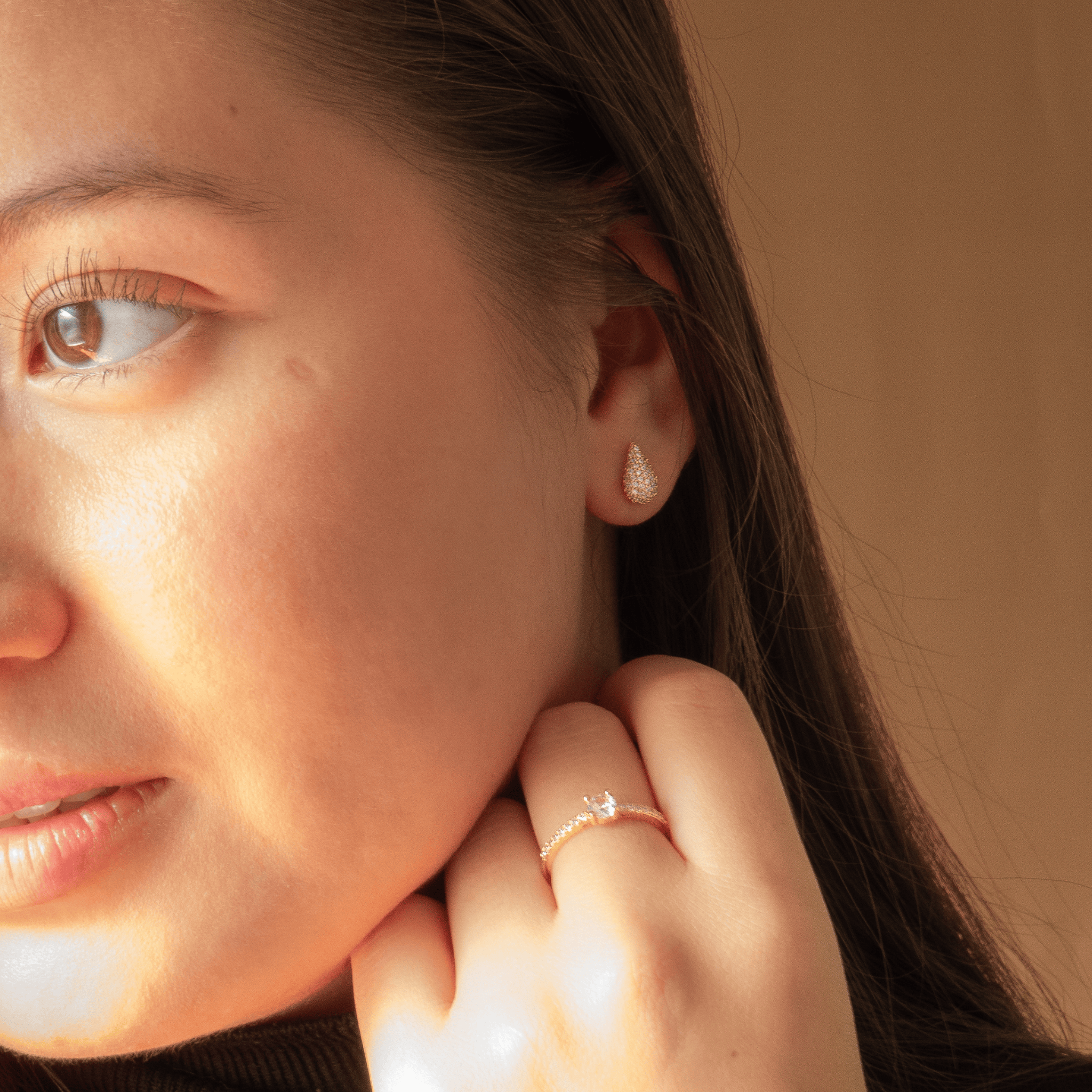 boucles d’oreilles à clou en plaqué or 18 carats forme goutte pavée d’oxydes de zirconium blancs