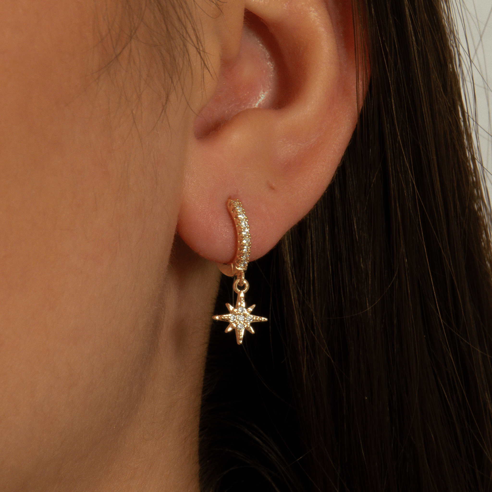 boucles d’oreilles créoles pendantes en plaqué or 18 carats étoile sertie d’oxydes de zirconium blancs