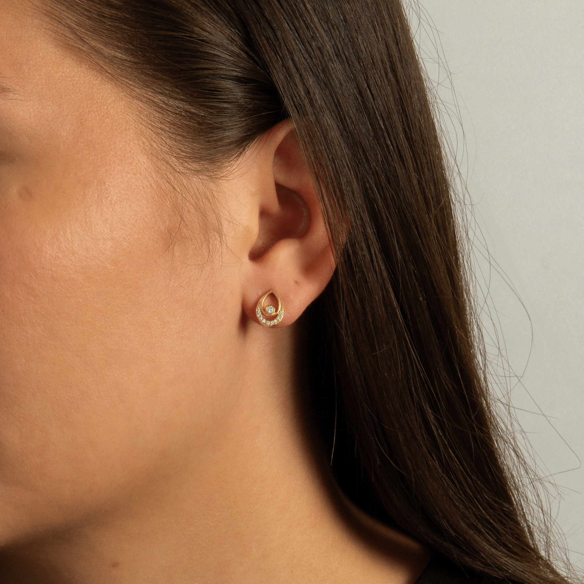 boucles d’oreilles à clou en plaqué or 18 carats forme goutte avec oxydes de zirconium blancs