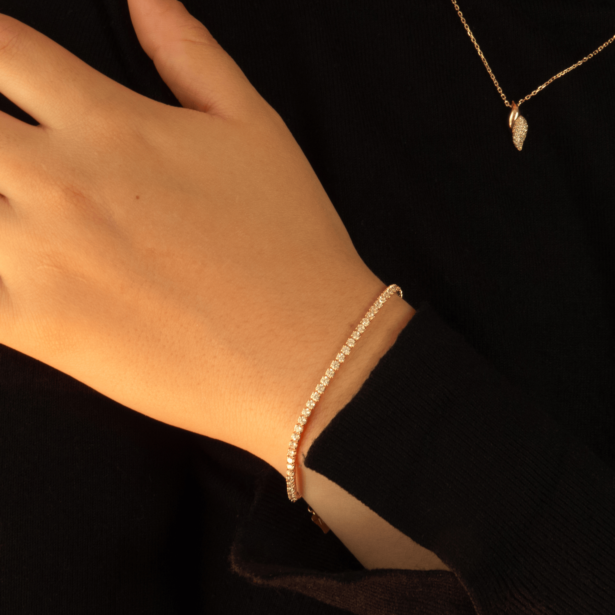 bracelet tennis plaqué or 18 carats serti d’oxydes de zirconium blancs porté au poignet
