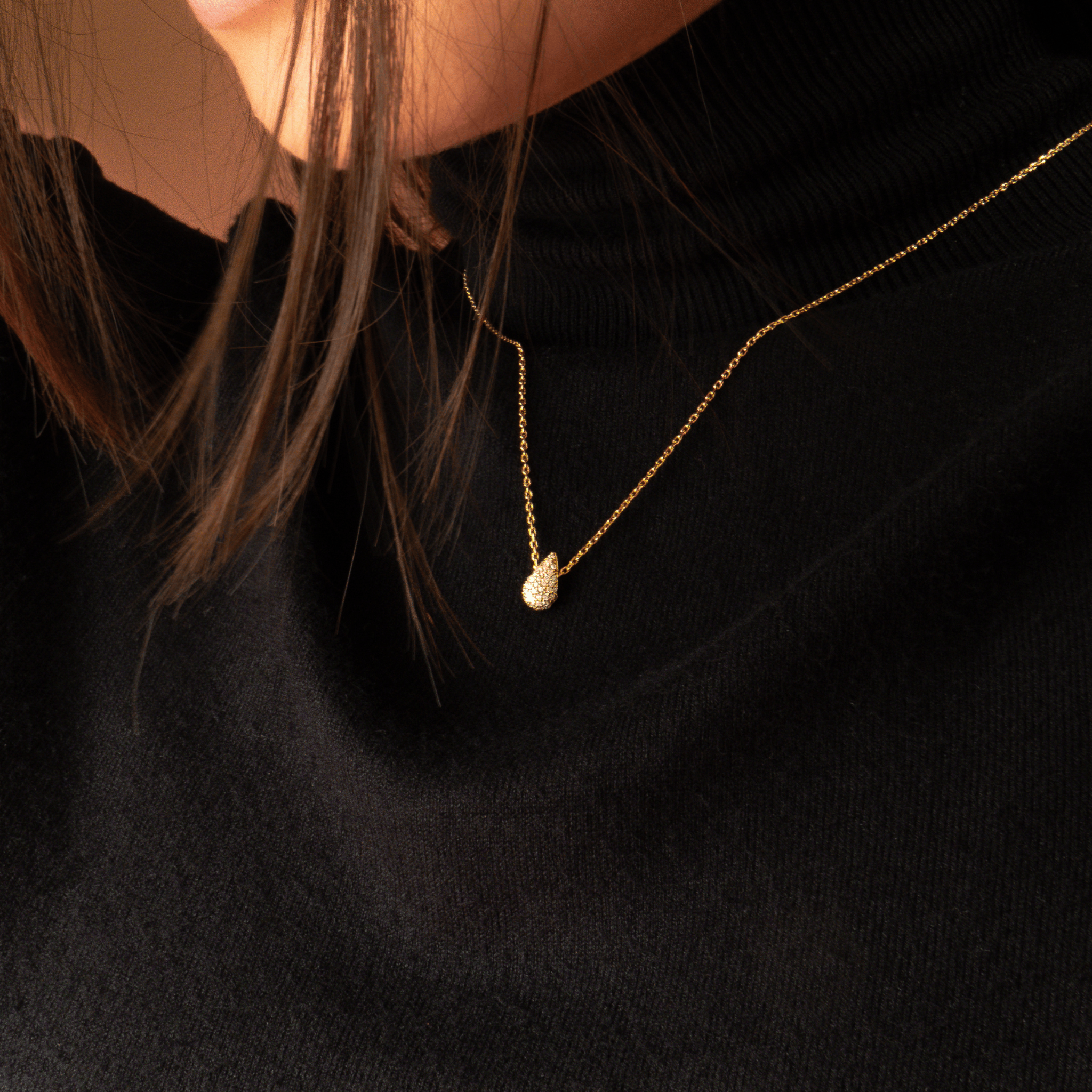collier en plaqué or 18 carats pendentif goutte pavé oxydes de zirconium blancs