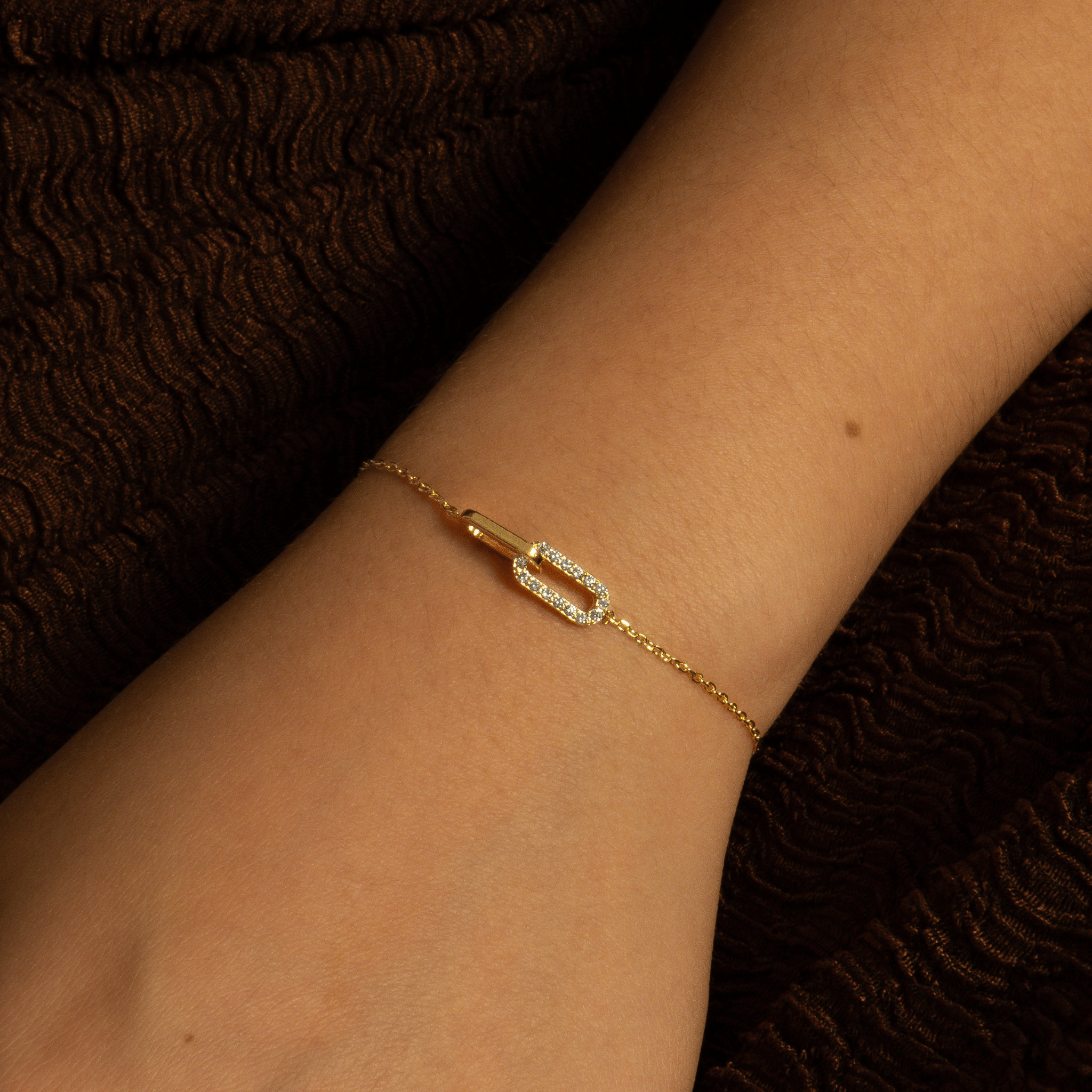 bracelet en plaqué or 18 carats avec maillon central orné d'oxydes de zirconium