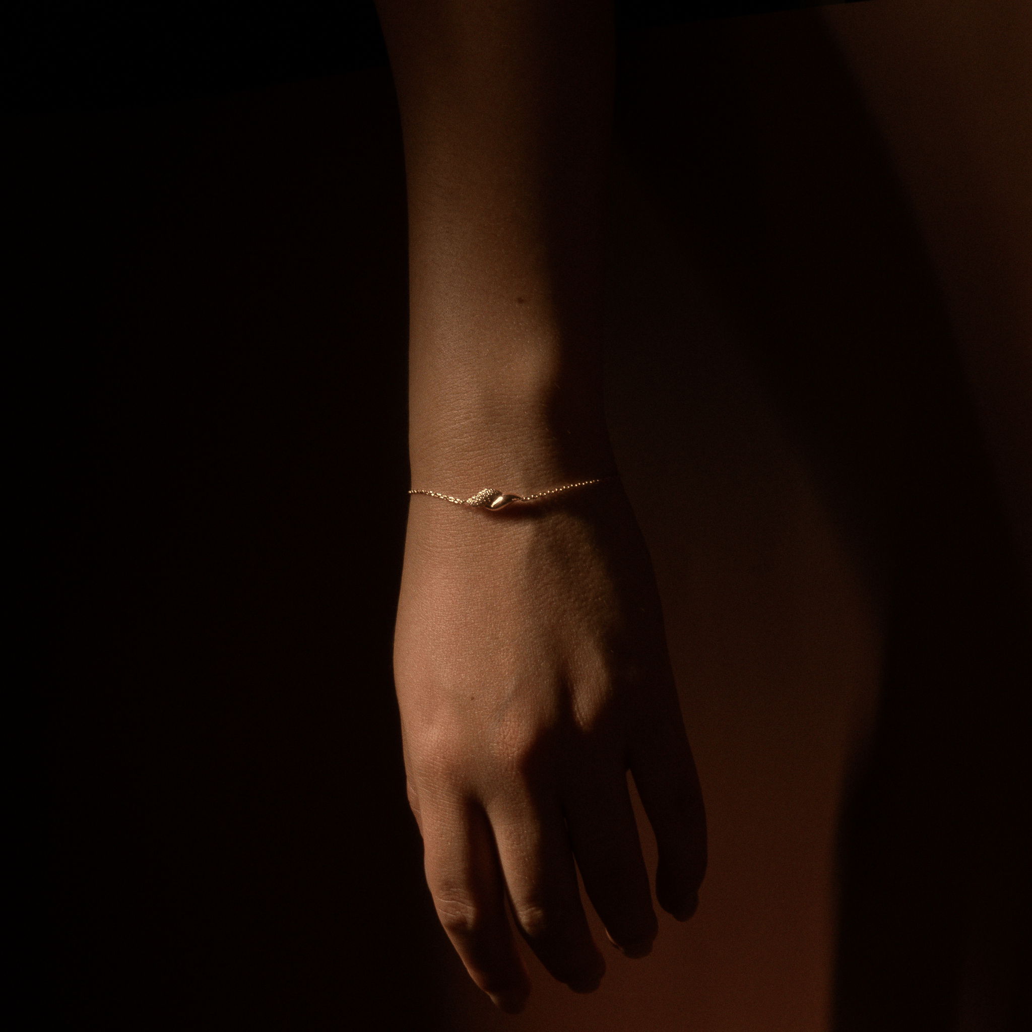 bracelet fin en plaqué or 18 carats avec maillons centraux serti d'oxydes de zirconium