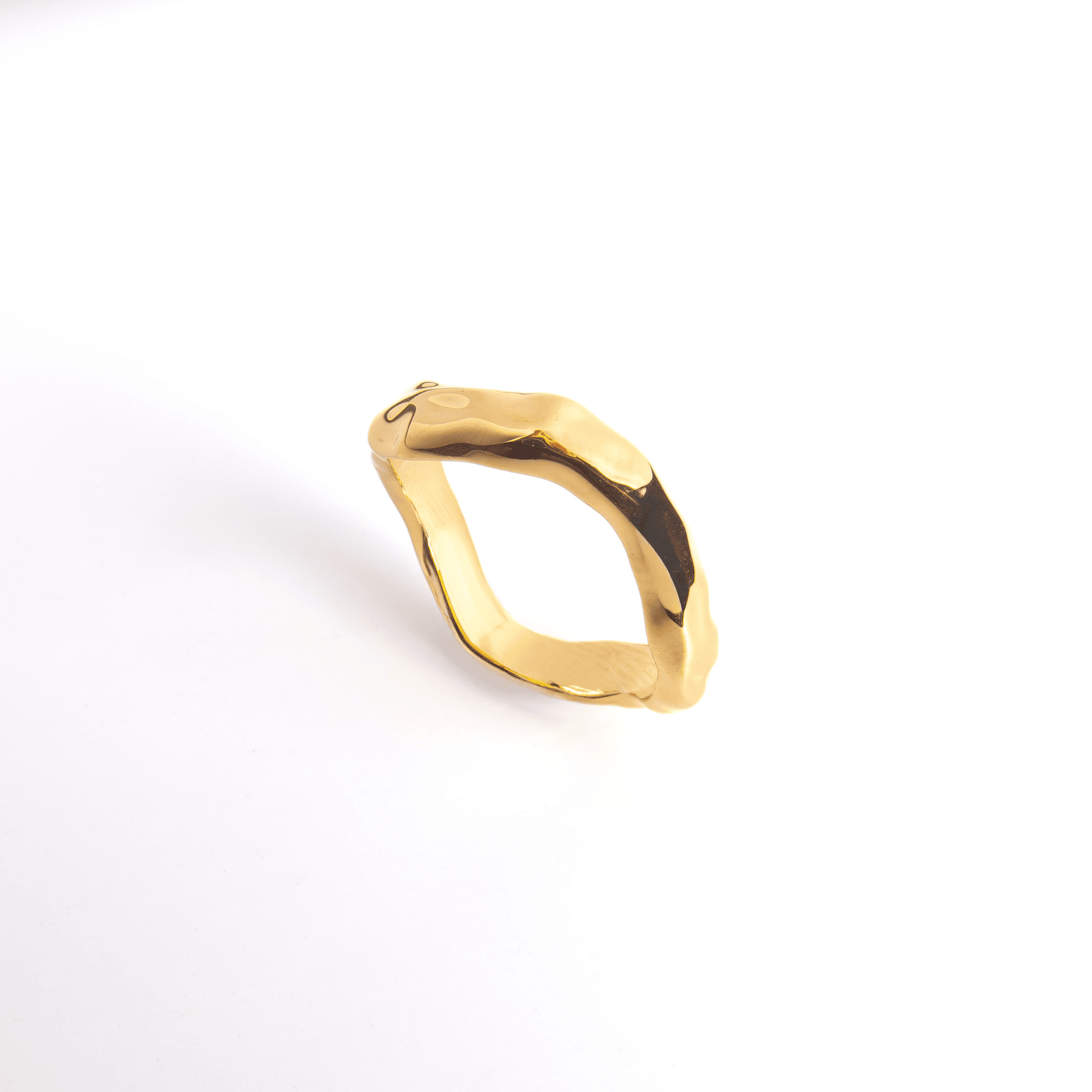 bague audace en plaqué or 18 carats anneau texturé forme irrégulière