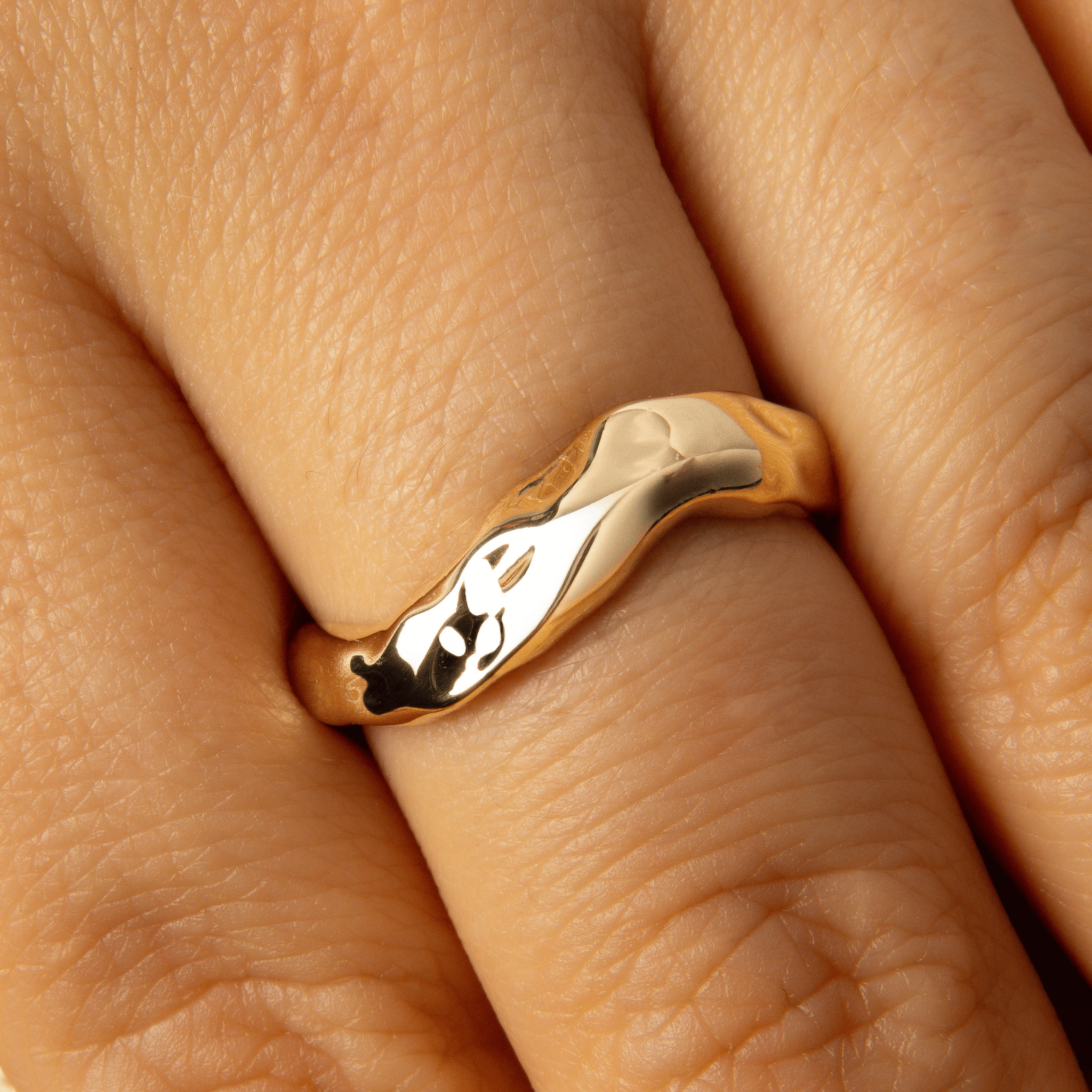 bague audace en plaqué or 18 carats à anneau irrégulier portée en gros plan