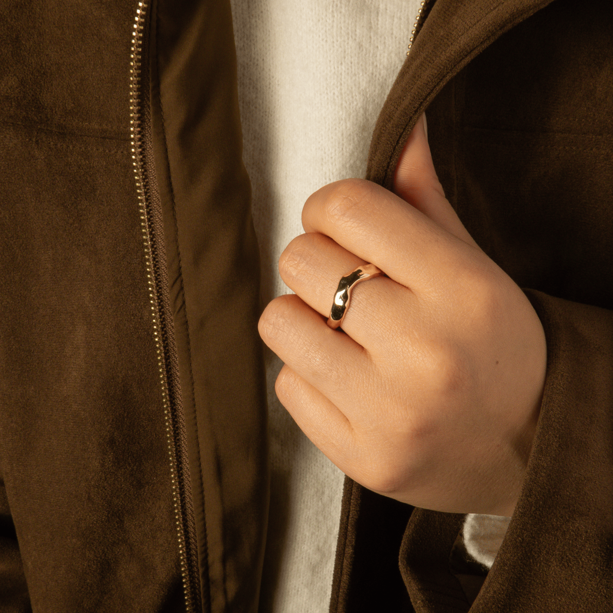 bague audace en plaqué or 18 carats anneau irrégulier portée en situation