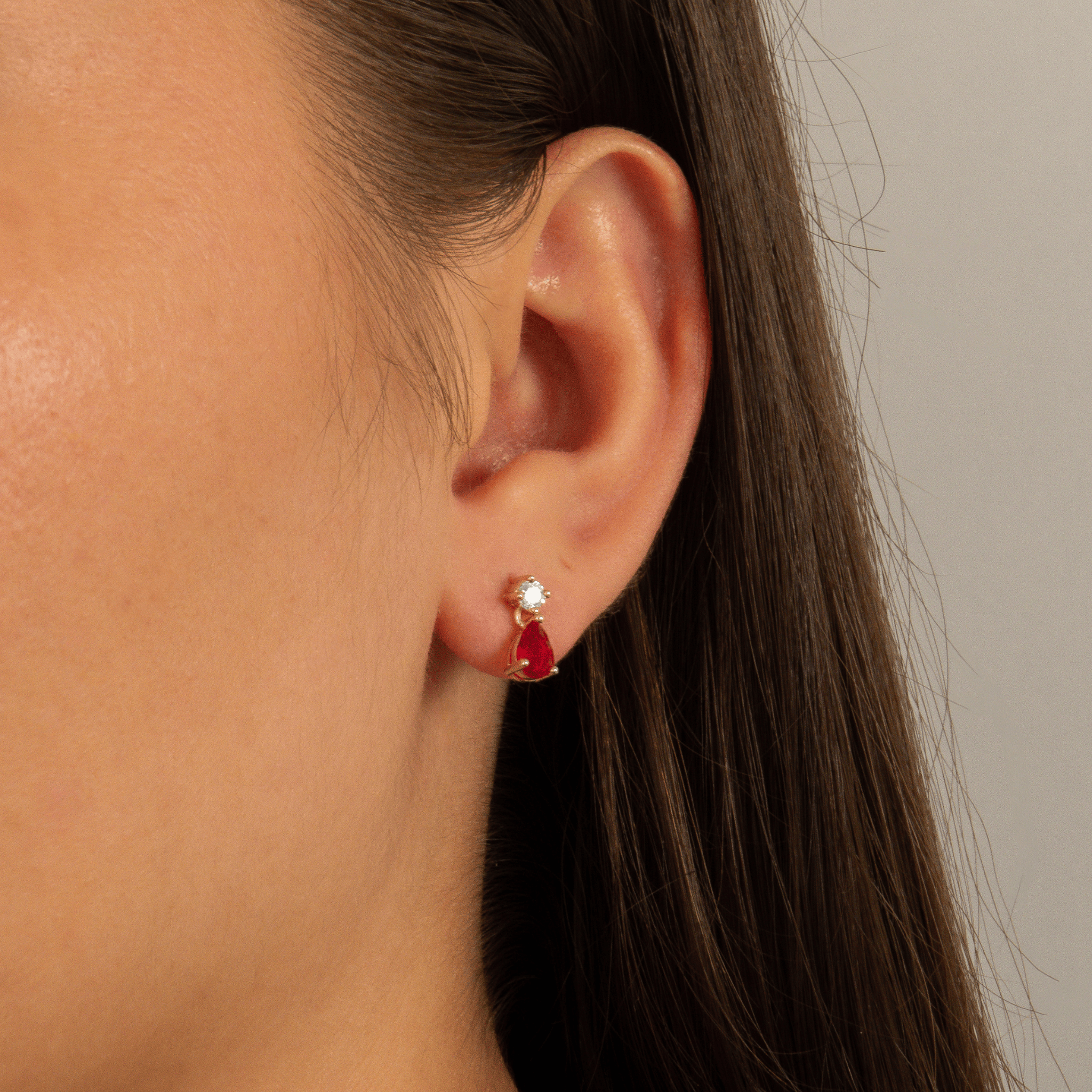 boucles d'oreilles à clou en plaqué or 18 carats avec oxydes de zirconium blancs et rouges