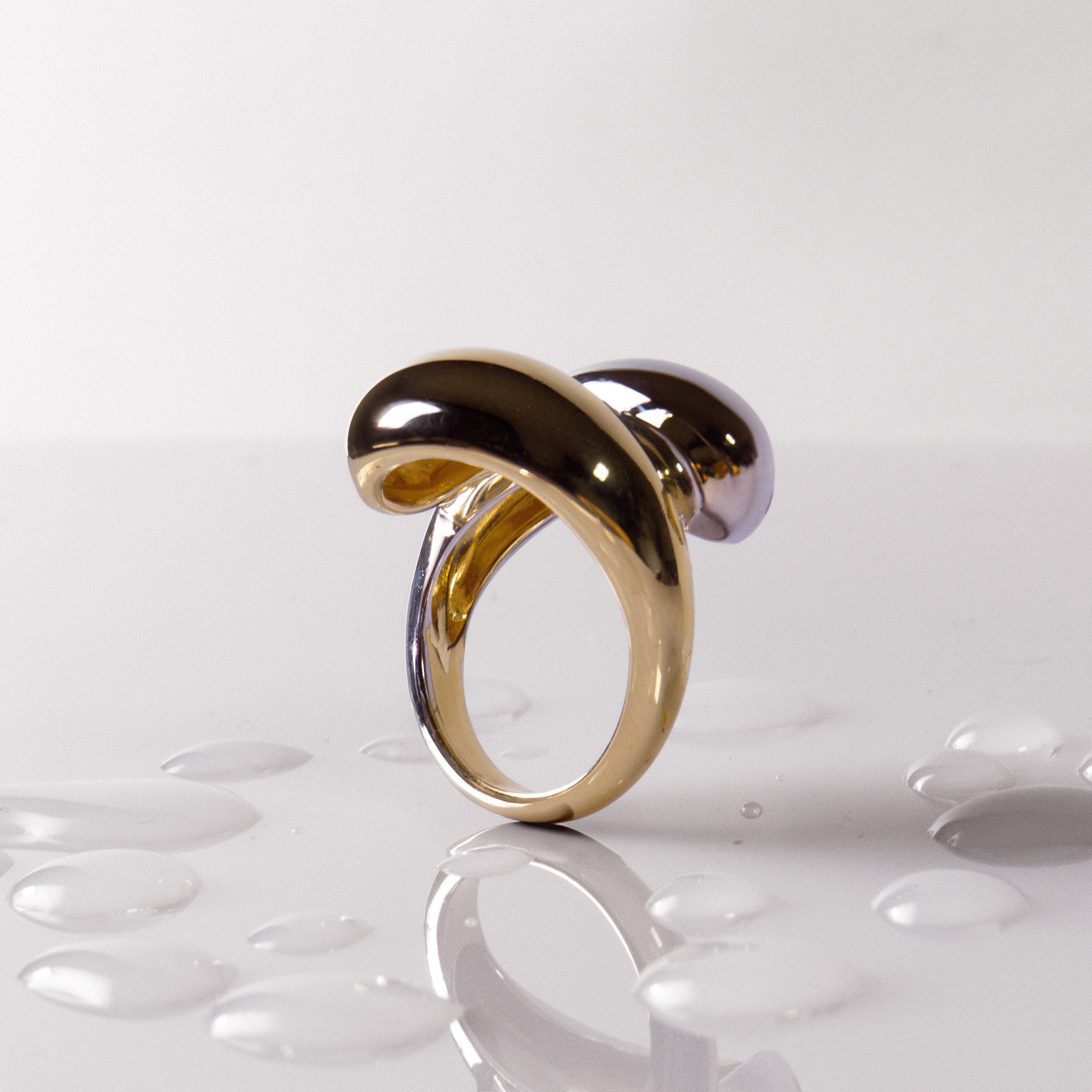 Bague légende contemporaine en plaqué or et argent 925 au design croisé sculptural poli