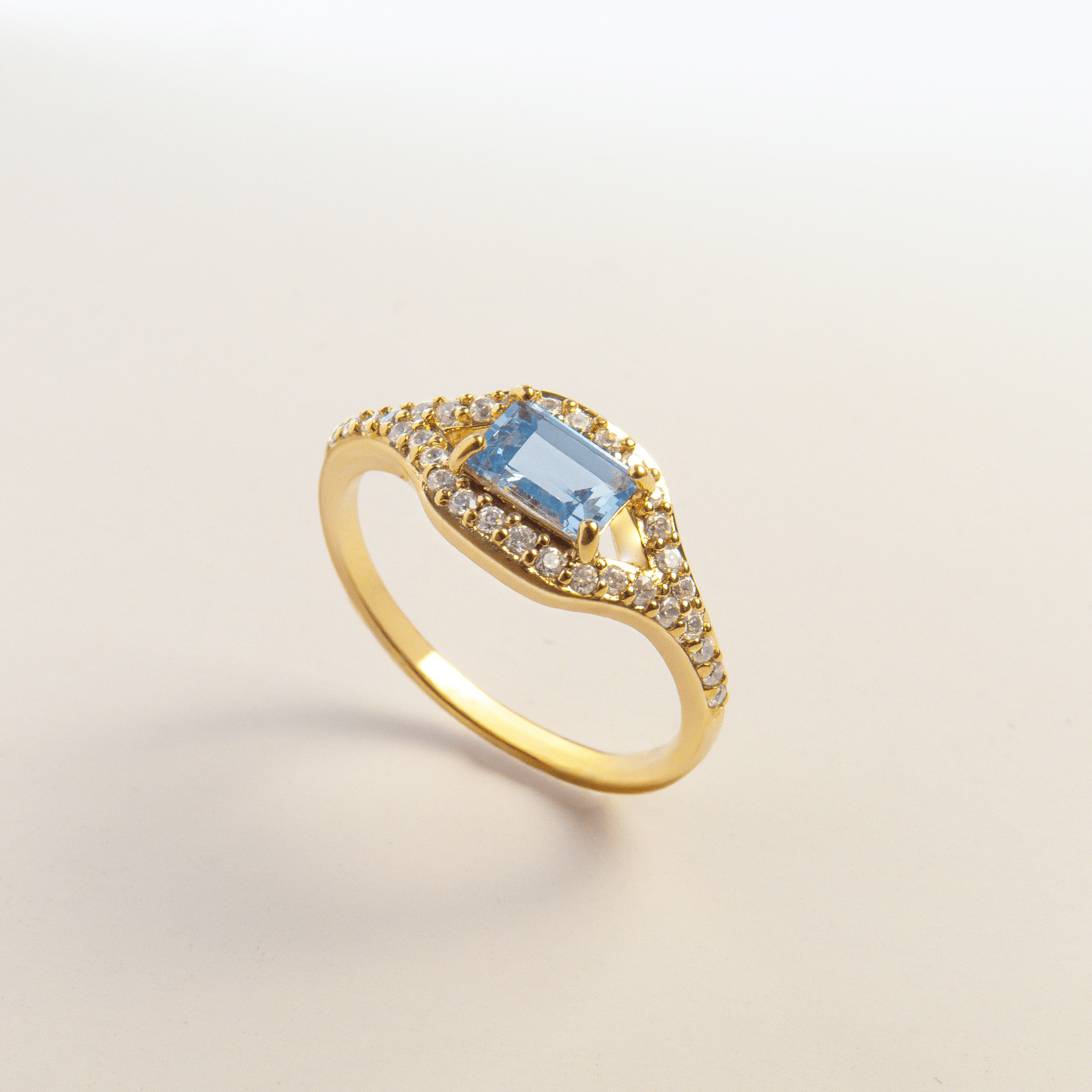 bague en plaqué or 18 carats avec oxyde de zirconium bleu taille émeraude et pavage d’oxydes de zirconium blancs