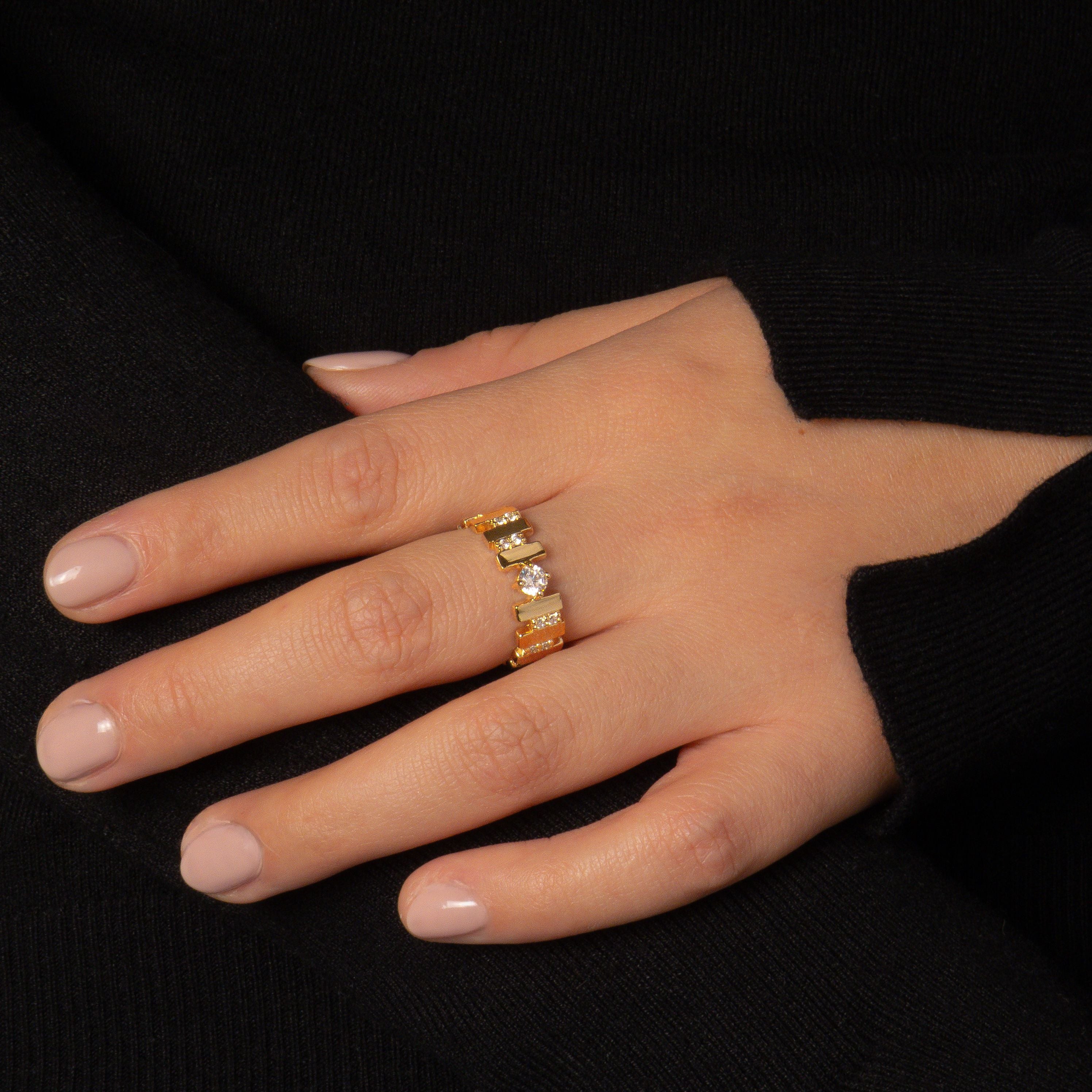 bague paragon en plaqué or 18 carats design rectangulaire avec oxydes de zirconium portée sur une main