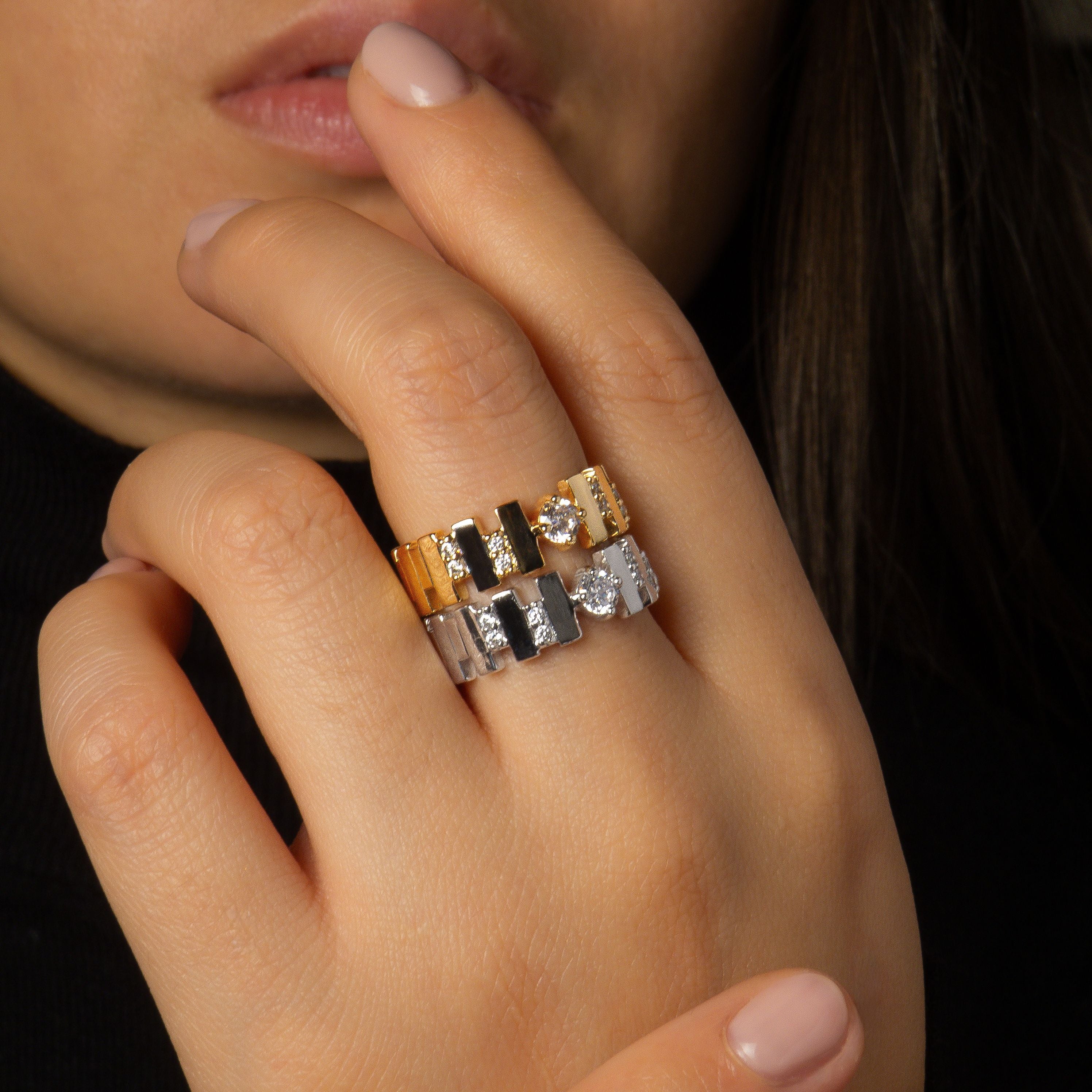 bague paragon en plaqué or et argent 925 design rectangulaire avec oxydes de zirconium portées ensemble sur une main