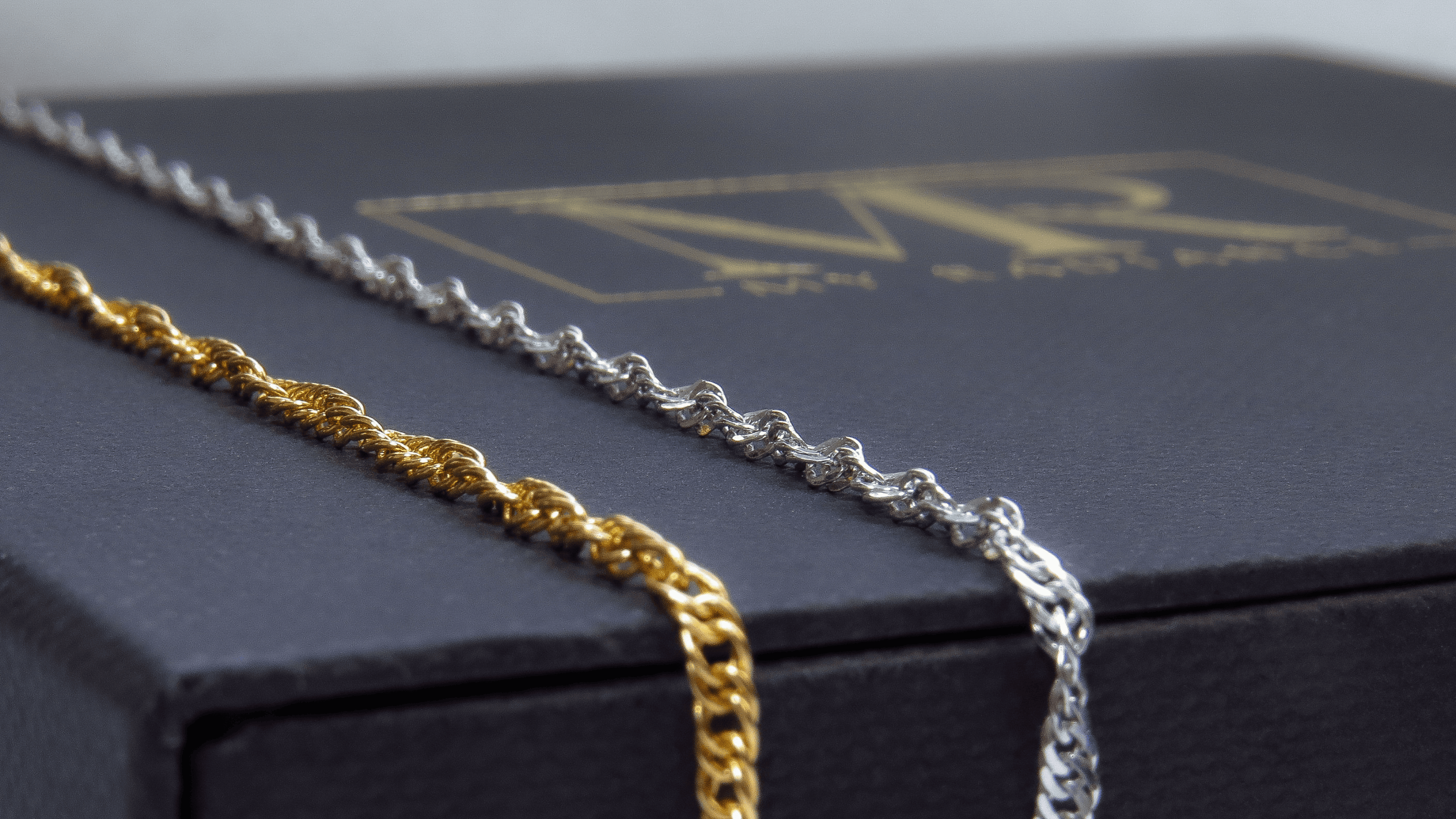 bracelets maille singapour en plaqué or 18 carats et argent 925 sur écrin noir my radiance, vue rapprochée des chaînes