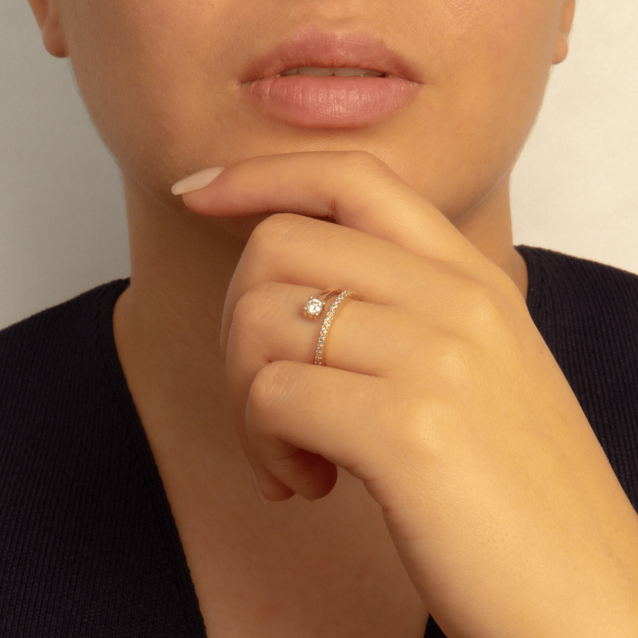 bague solitaire en plaqué or 18 carats avec oxydes de zirconium blancs ronds, serti griffe et anneau fin pavé