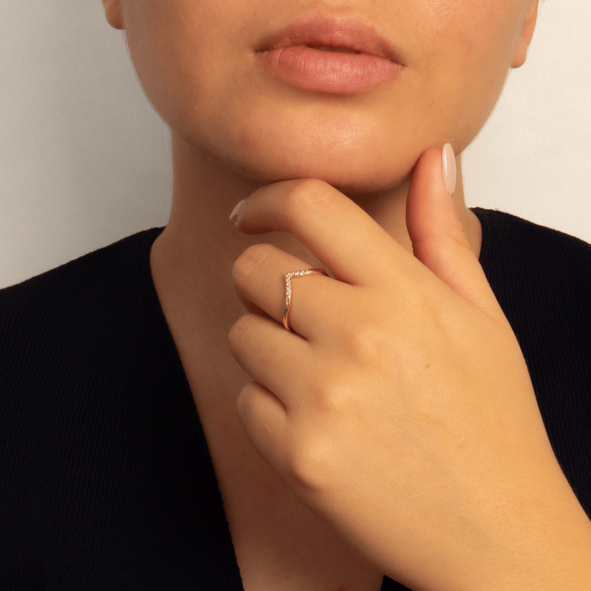 bague en plaqué or 18 carats avec oxydes de zirconium blancs sertis sur anneau en forme de v