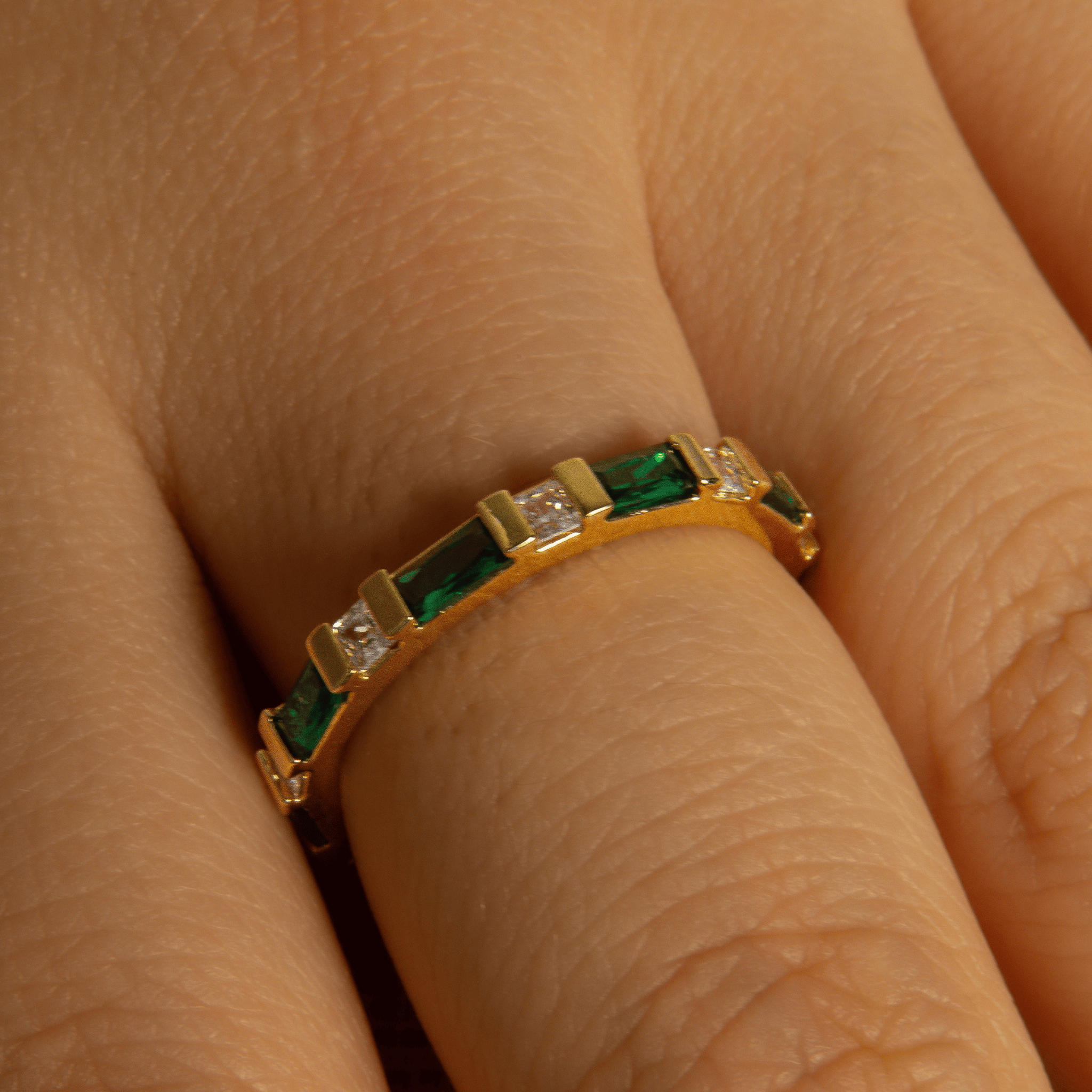 bague en plaqué or 18 carats avec oxydes de zirconium verts taille baguette et blancs ronds