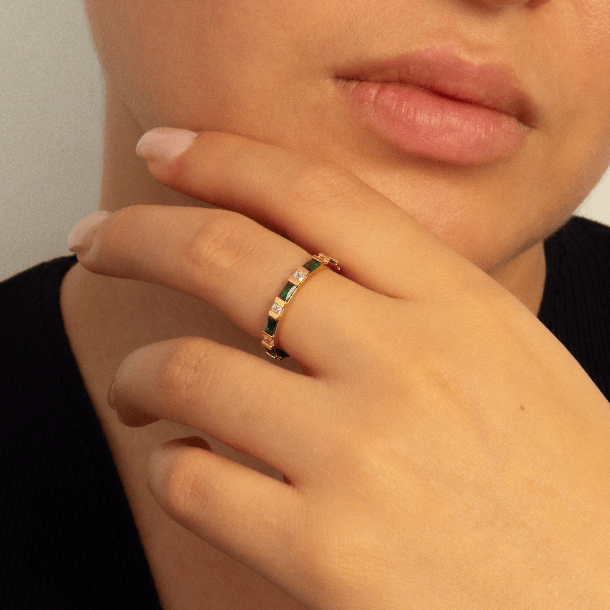 bague en plaqué or 18 carats avec oxydes de zirconium verts taille baguette et blancs ronds