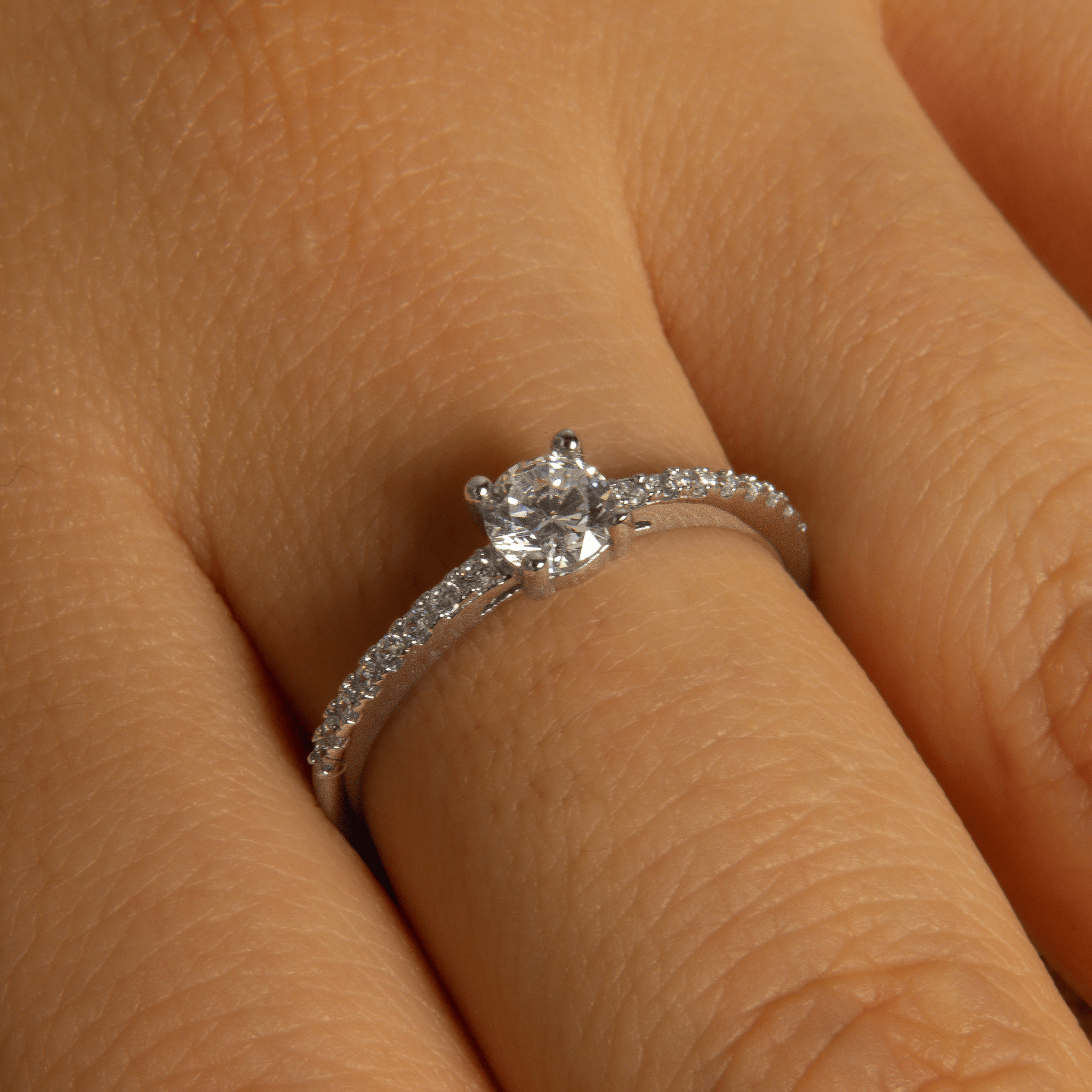 bague solitaire en argent 925 avec oxydes de zirconium blancs ronds serti griffe et pavage sur l'anneau