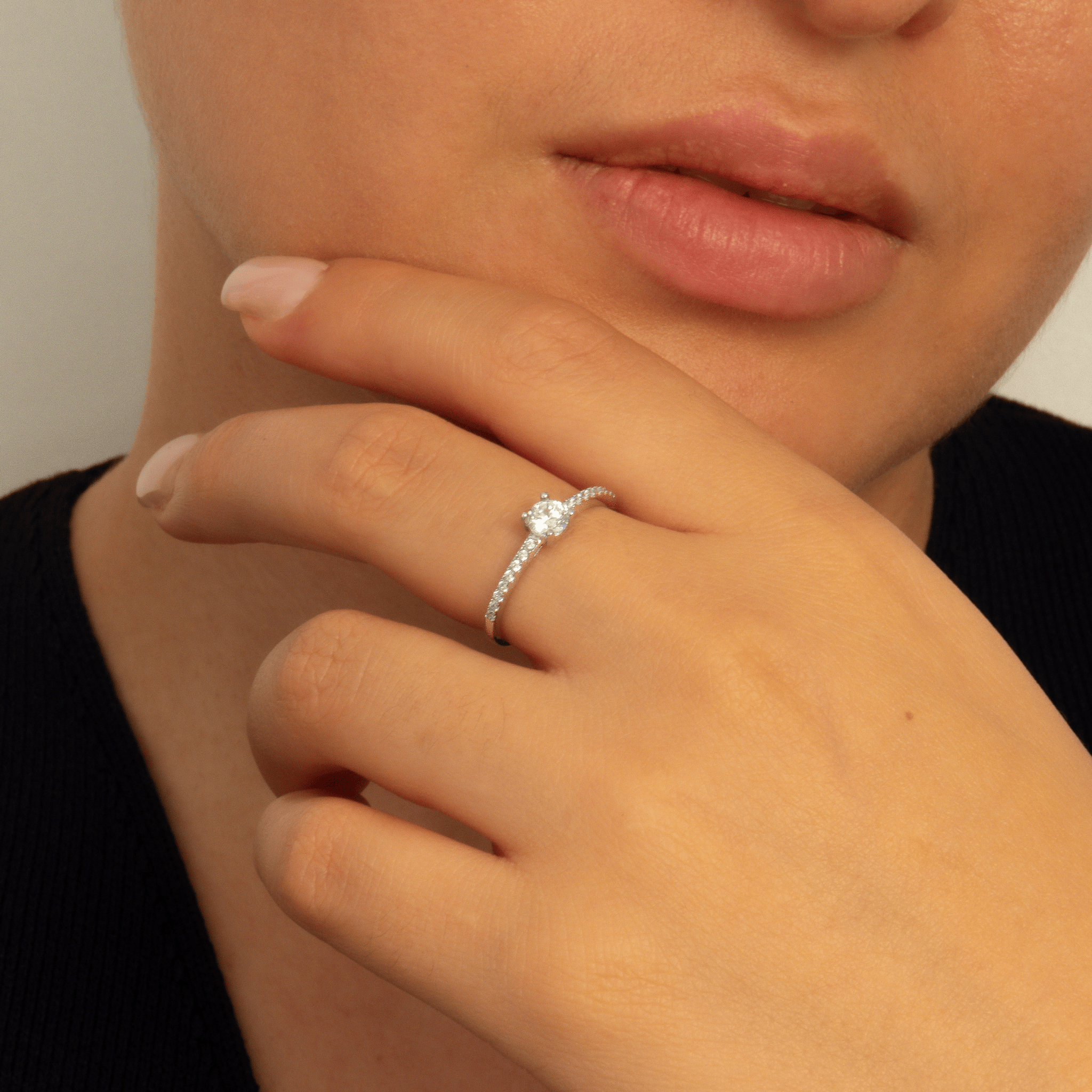 bague en argent 925 avec oxydes de zirconium blancs ronds serti griffe et pavage sur l'anneau