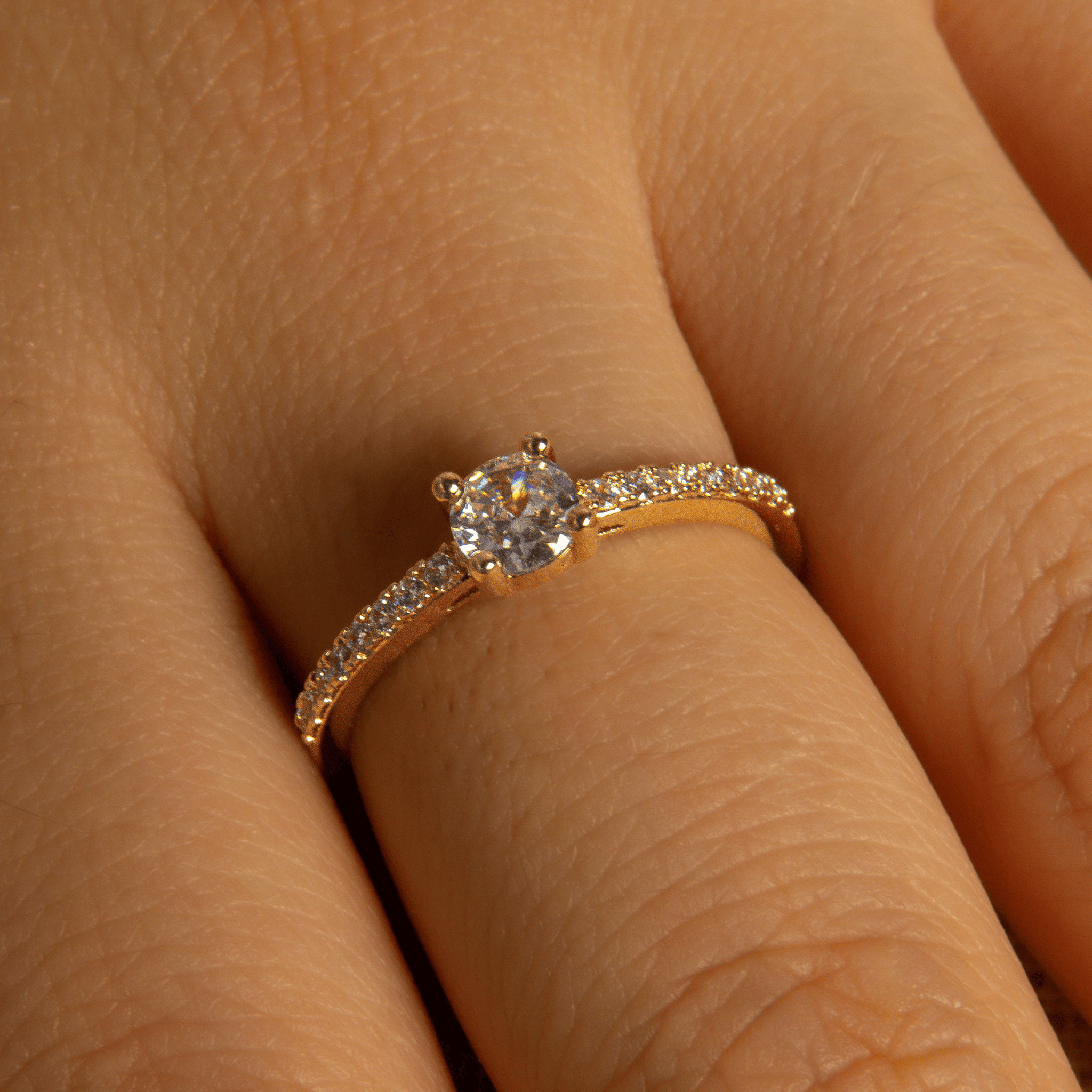 bague solitaire en plaqué or 18 carats avec oxydes de zirconium blancs ronds serti griffe