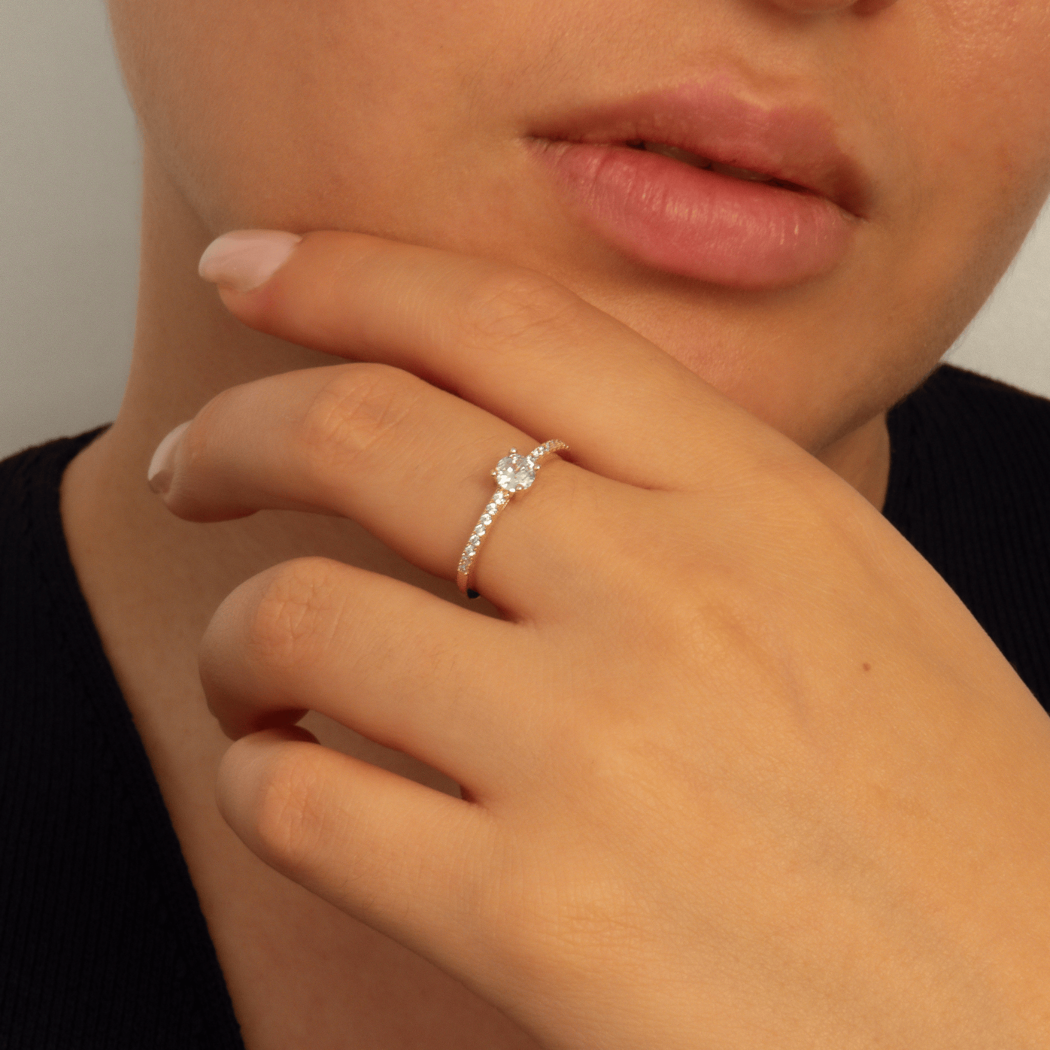 bague en plaqué or 18 carats avec oxydes de zirconium blancs ronds serti griffe et pavage sur l'anneau