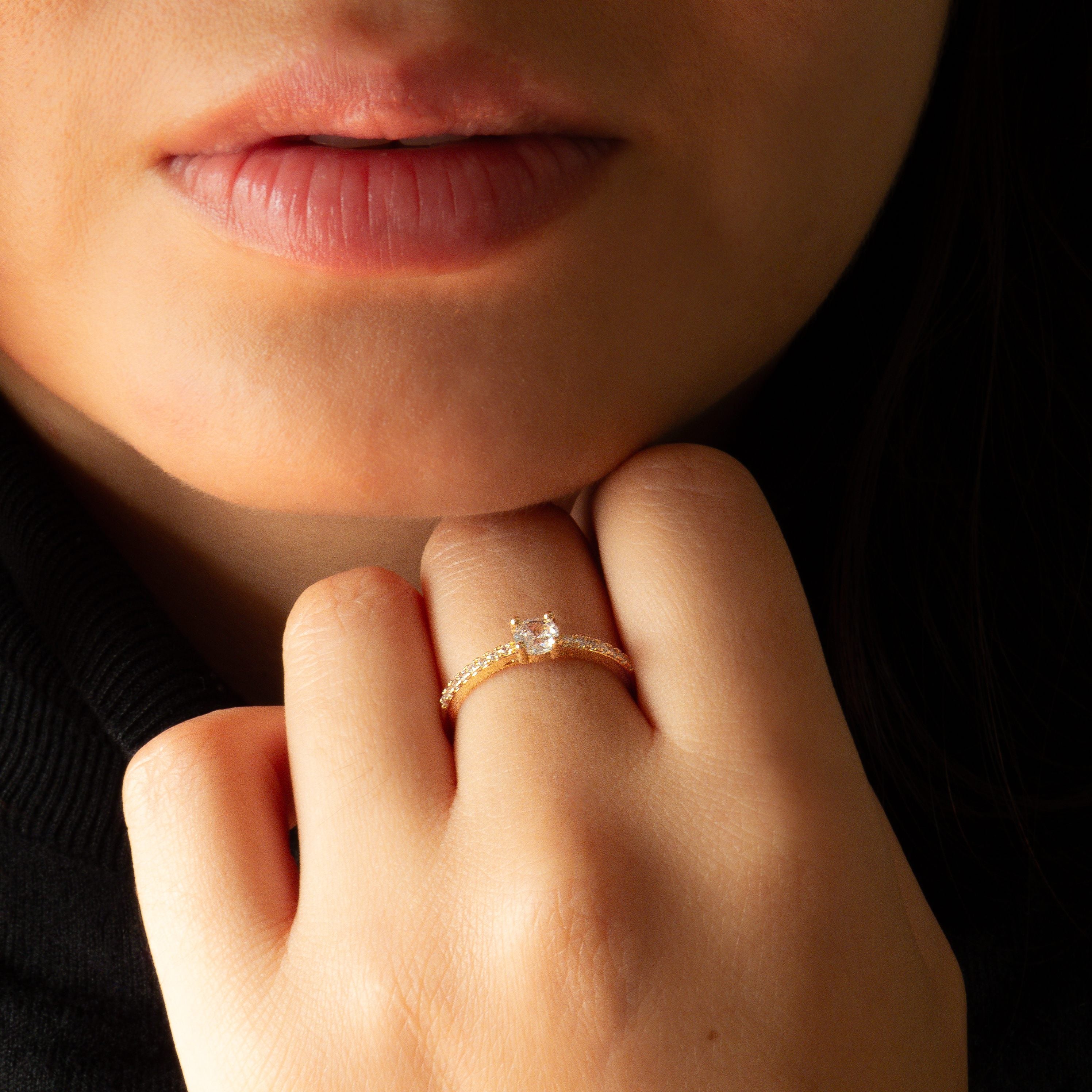 Bague solitaire en plaqué or 18 carats avec oxydes de zirconium blancs ronds sertis