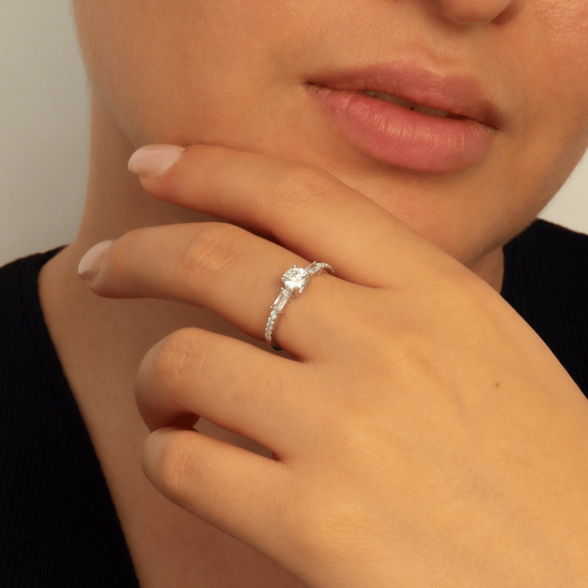 bague solitaire en argent 925 avec oxydes de zirconium blancs ronds et baguettes en alternance