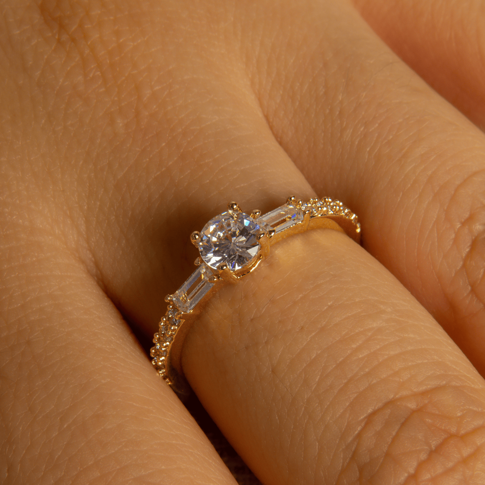 bague solitaire en plaqué or 18 carats avec oxydes de zirconium blancs ronds et baguettes