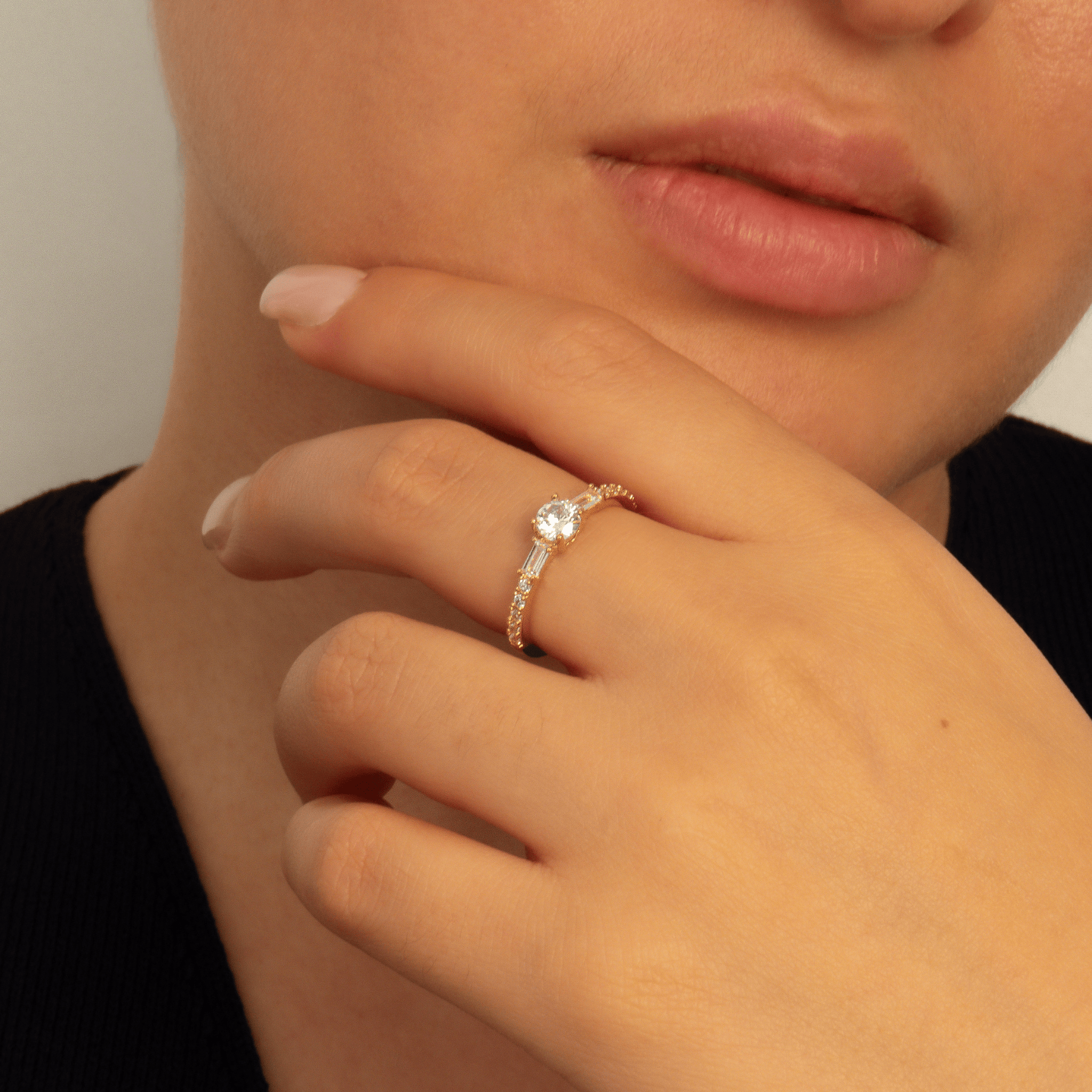 bague solitaire en plaqué or 18 carats avec oxydes de zirconium blancs ronds et baguettes en alternance
