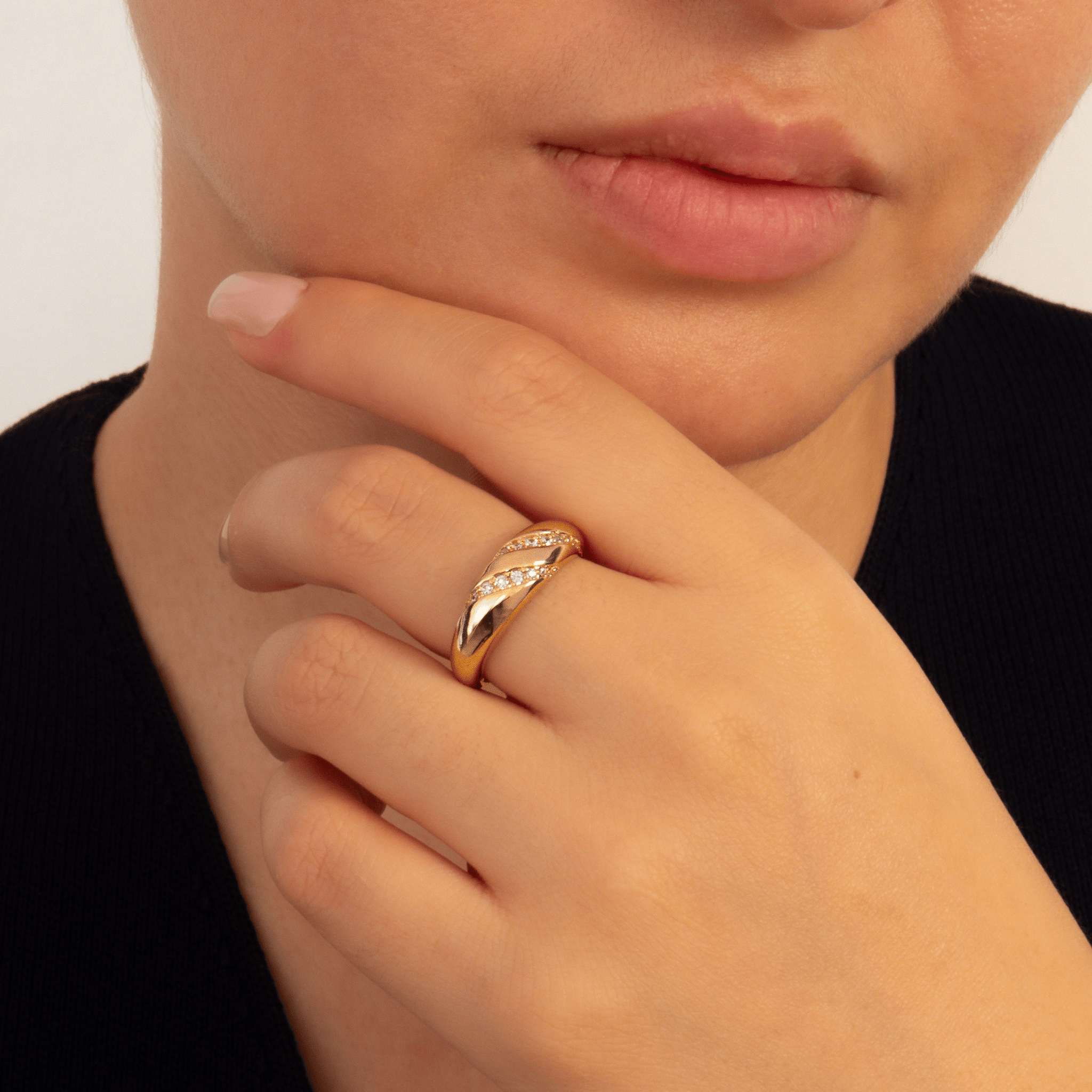 bague en plaqué or 18 carats avec oxydes de zirconium blancs ronds sertis sur deux bandes entrelacées