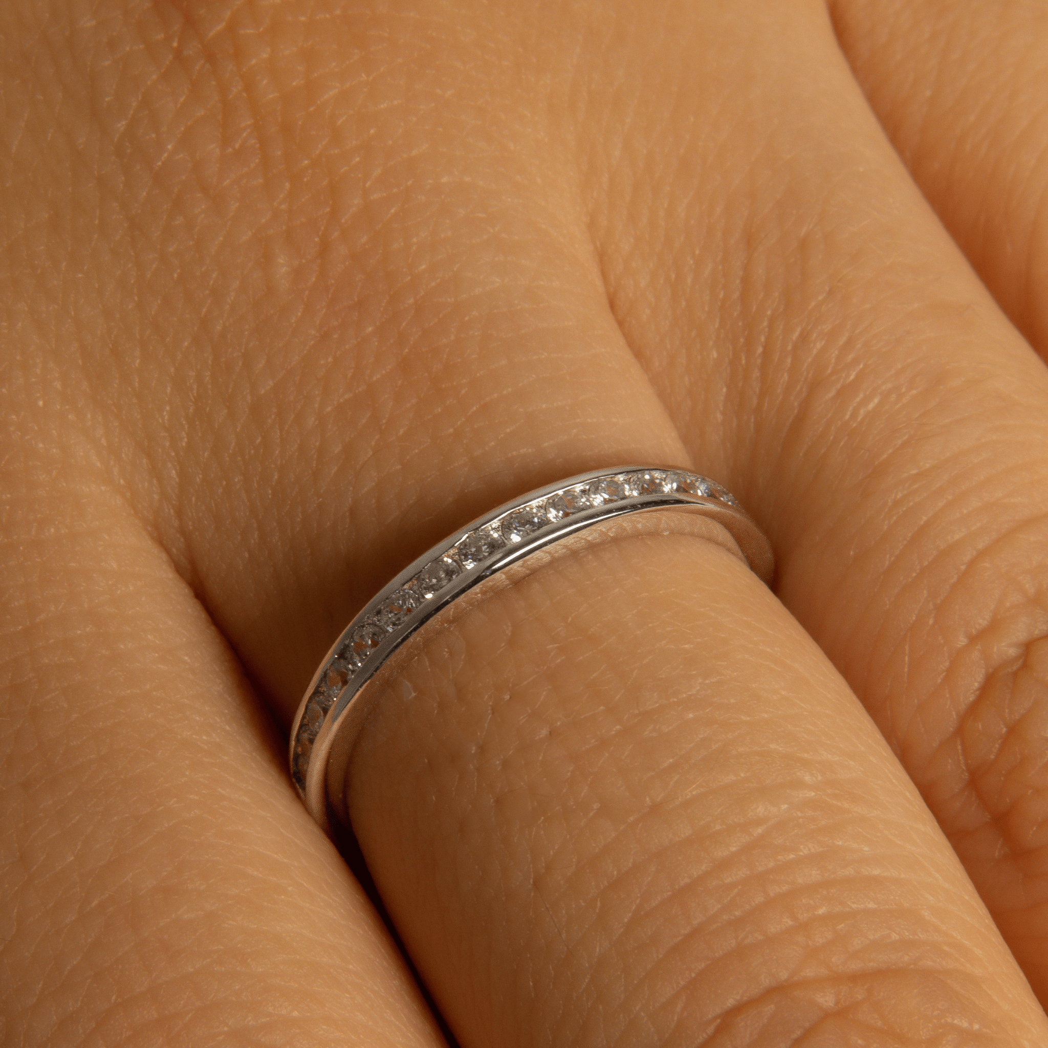bague style alliance en argent 925 avec oxydes de zirconium blancs sertis en ligne