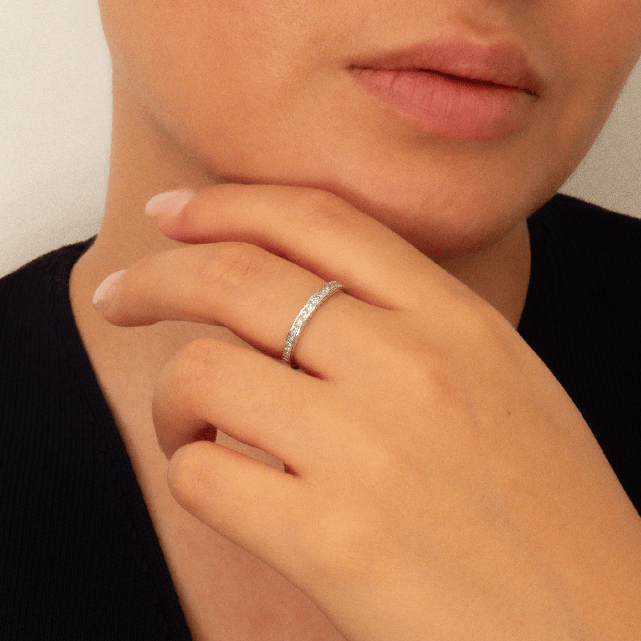 bague style alliance en argent 925 avec oxydes de zirconium blancs sertis en ligne