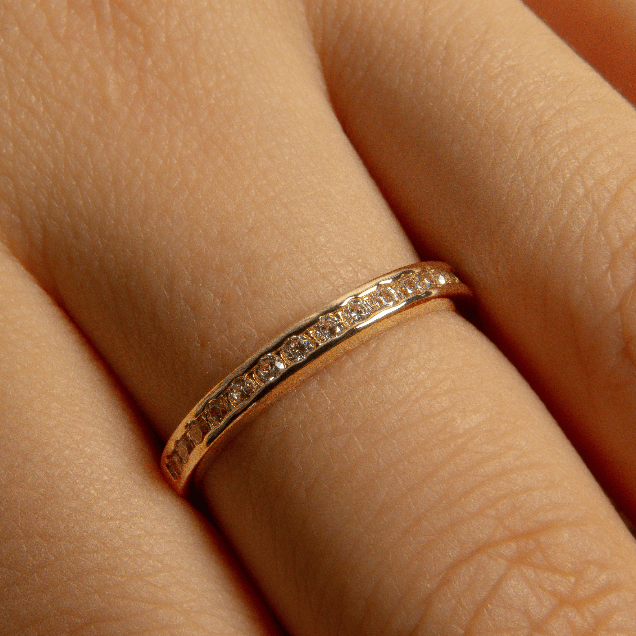 bague style alliance en plaqué or 18 carats avec oxydes de zirconium blancs sertis en ligne