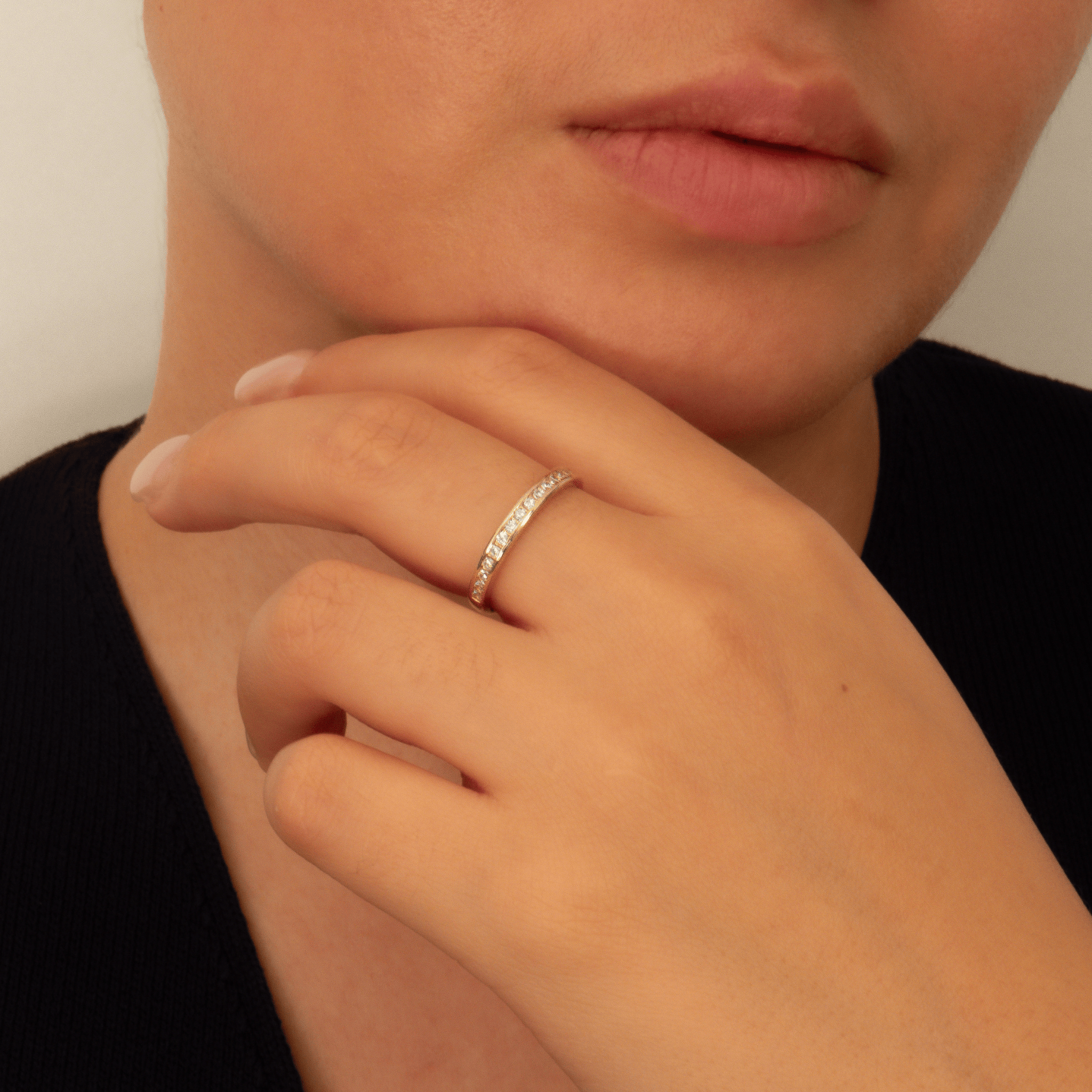 bague style alliance en plaqué or 18 carats avec oxydes de zirconium blancs sertis en ligne