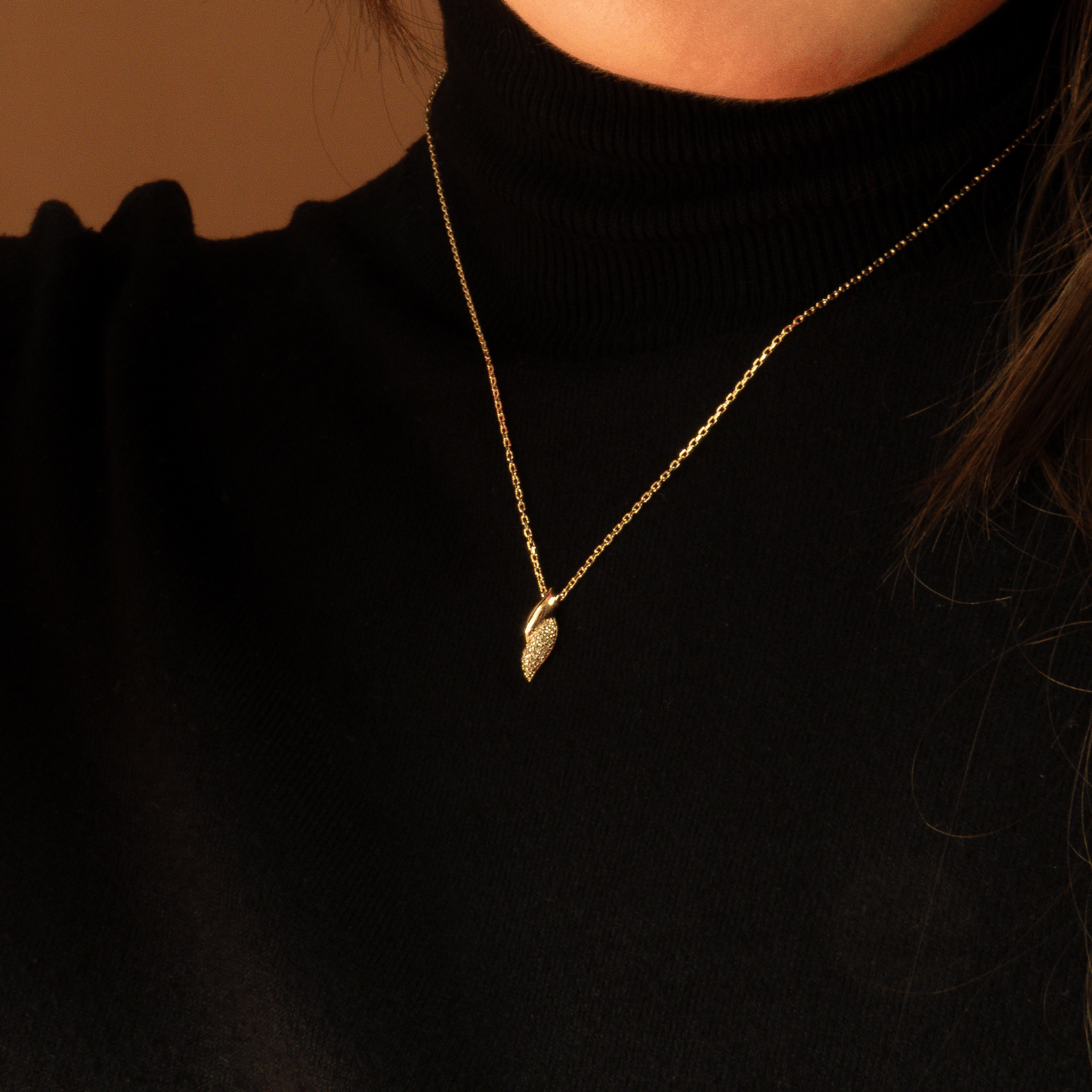 collier en plaqué or 18 carats pendentif goutte pavé oxydes de zirconium blancs porté