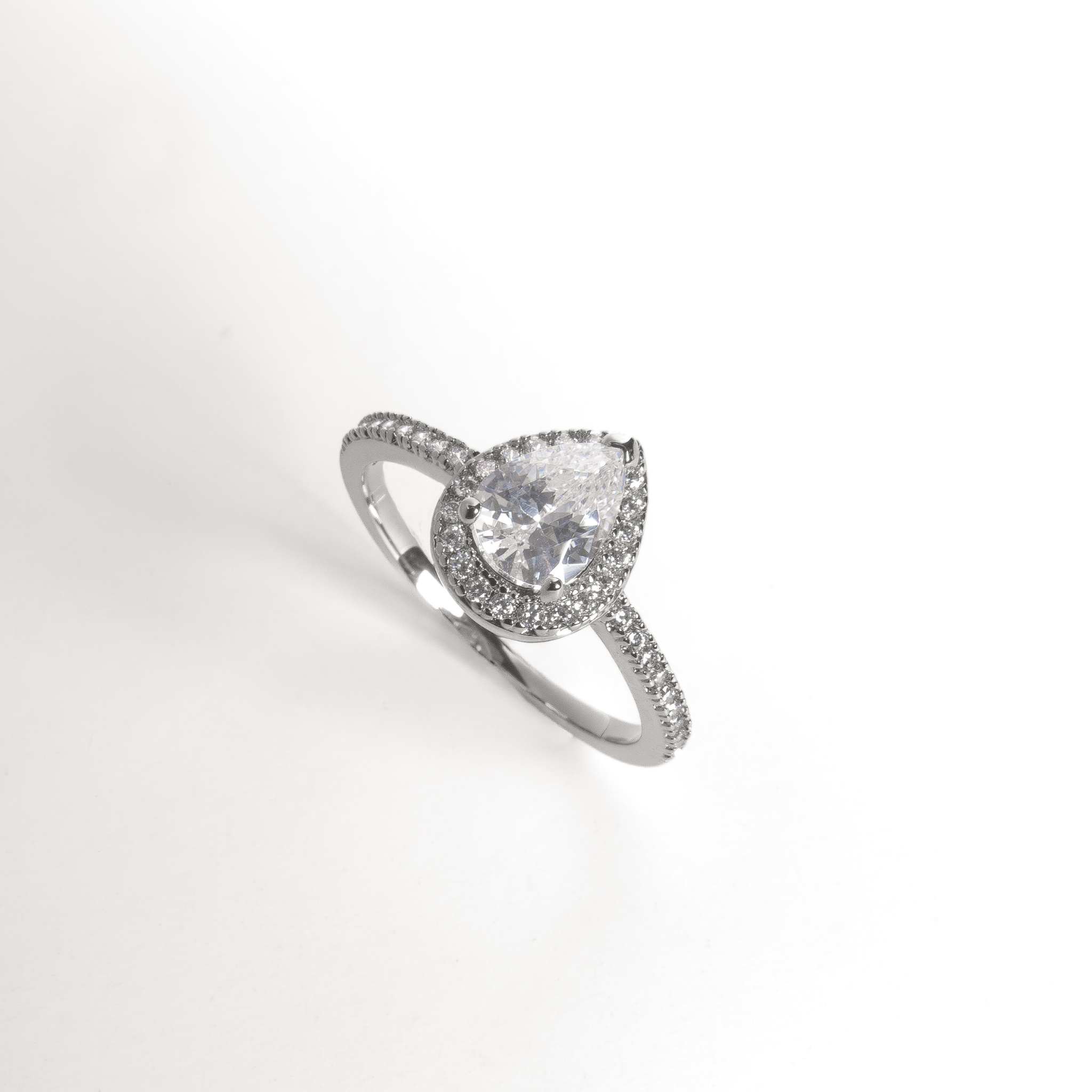 bague solitaire en argent 925 rhodié avec centre en forme de poire et oxydes de zirconium blancs
