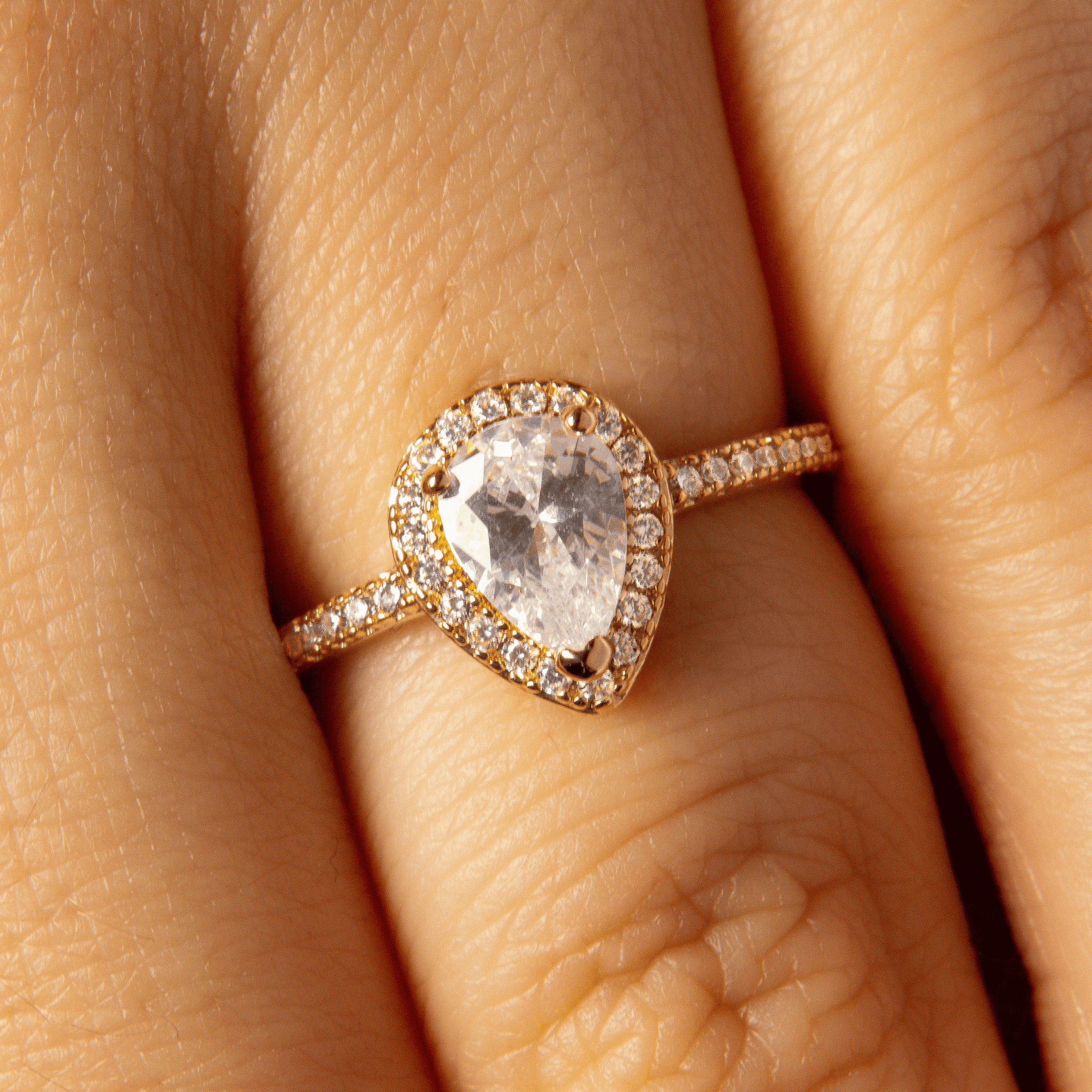 bague solitaire en plaqué or 18 carats avec centre en forme de poire et oxydes de zirconium sur l’anneau