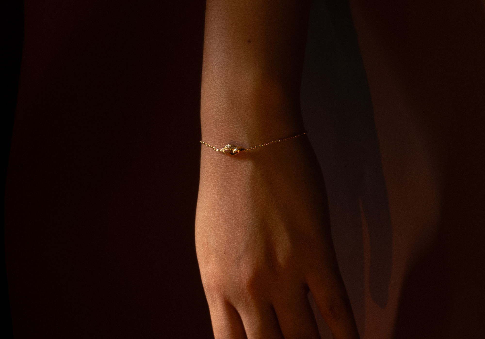 bracelet fin en plaqué or 18 carats avec maillons centraux serti d'oxydes de zirconium